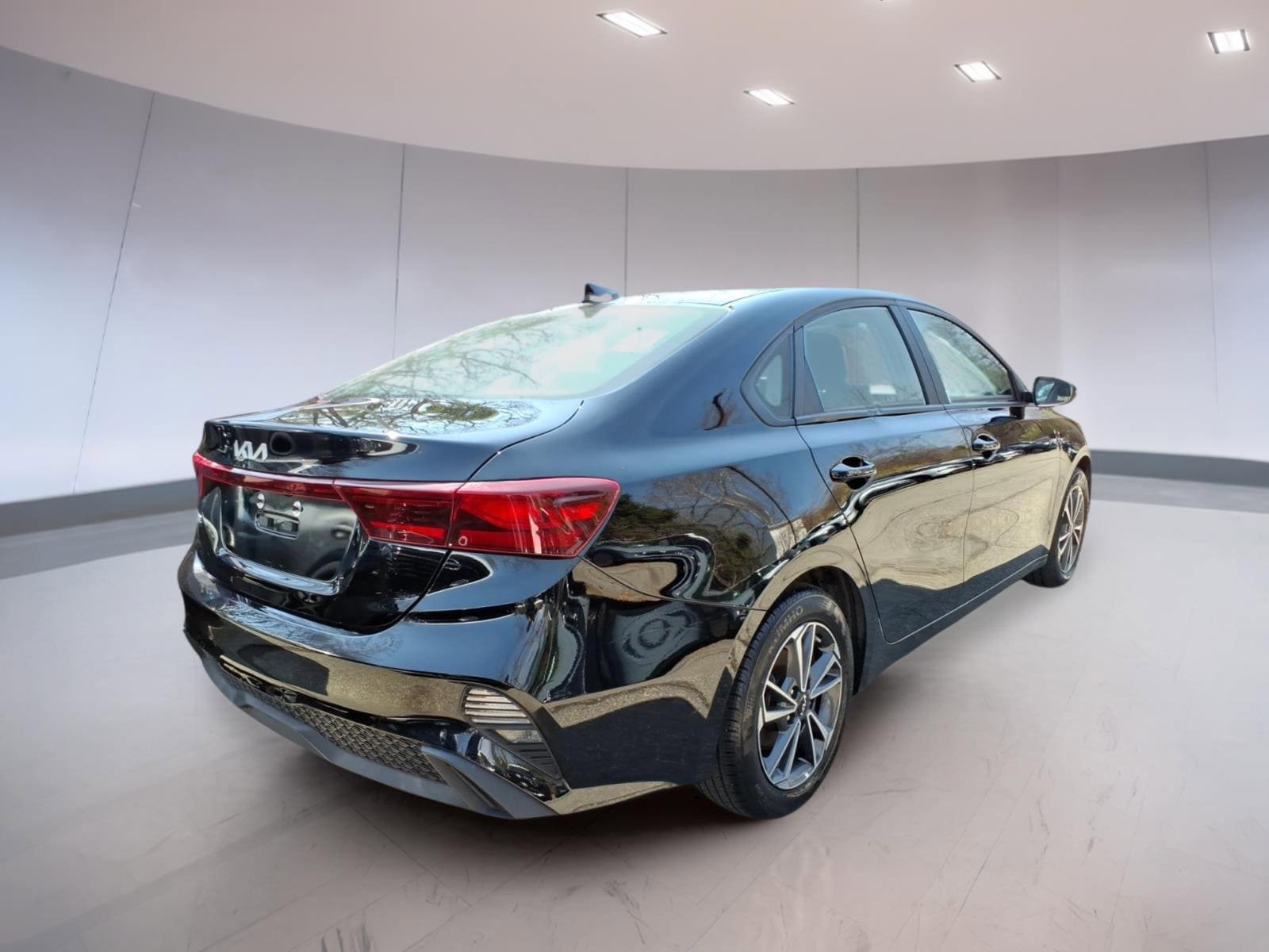 Used 2023 Kia Forte LXS w/ LXS Technology Package FWD image 4