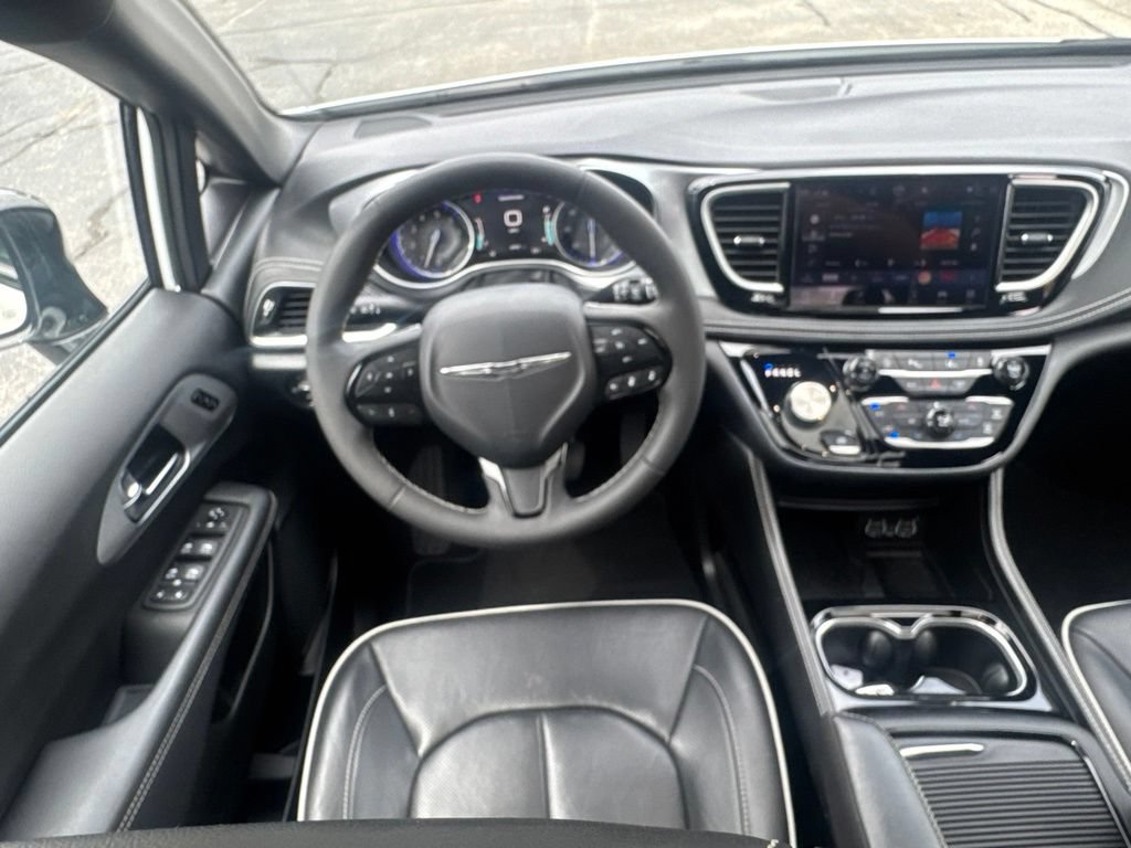 Used 2025 Chrysler Pacifica Limited FWD image 28