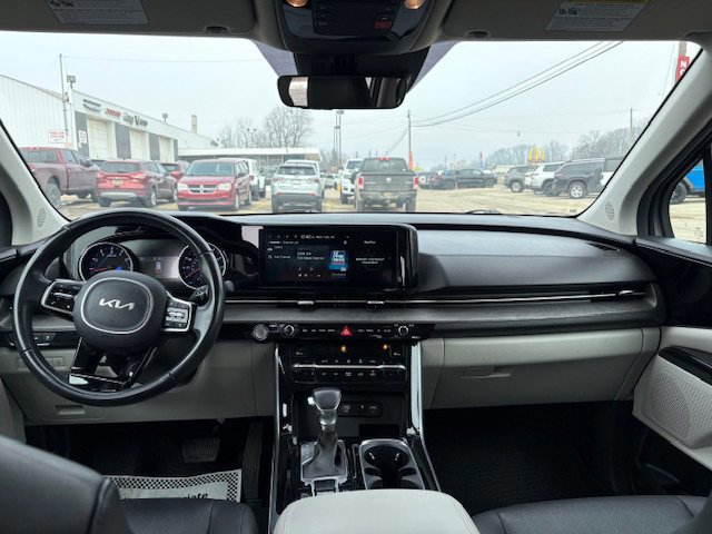Used 2023 Kia Carnival EX image 13