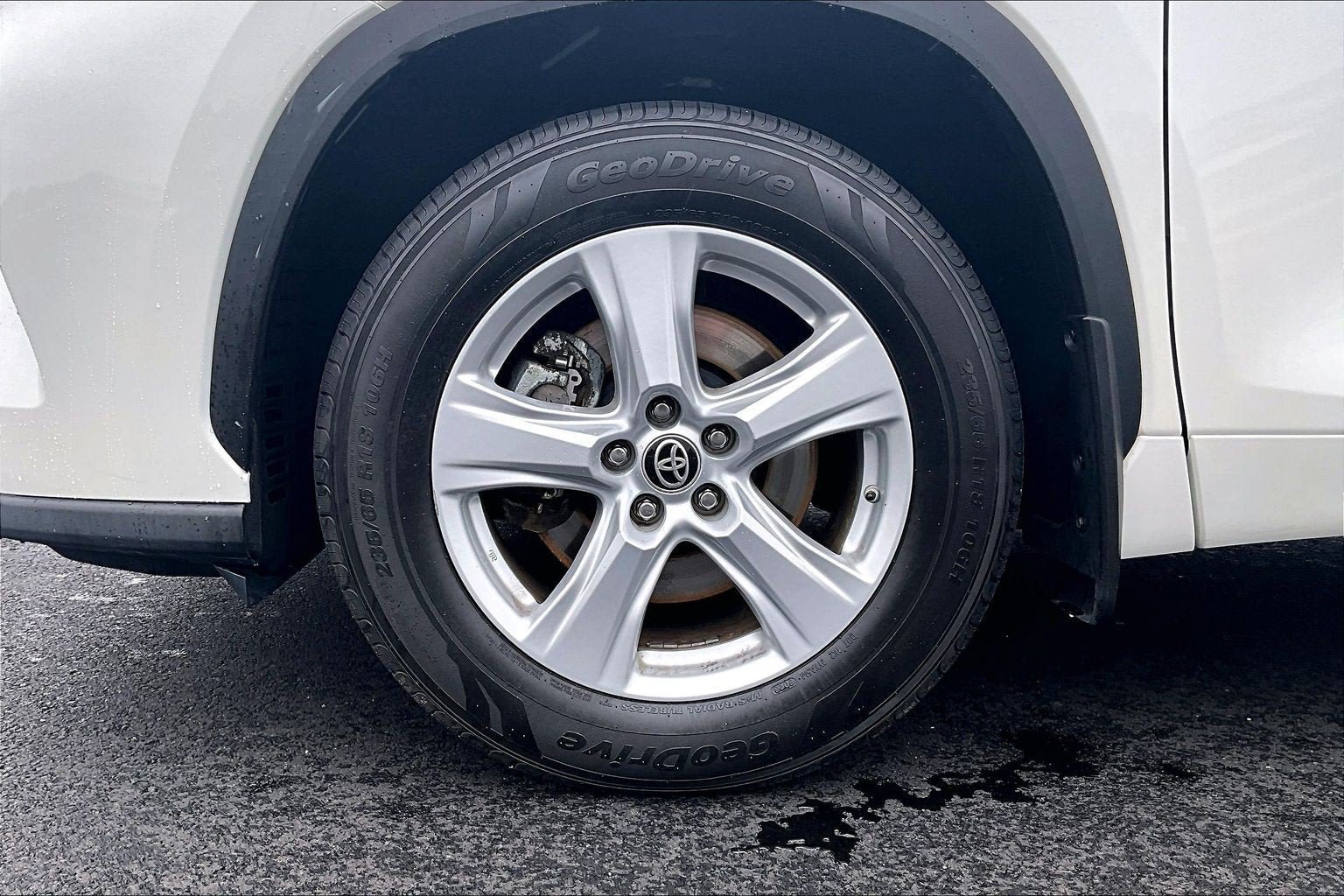 Used 2021 Toyota Highlander LE AWD/4WD image 9