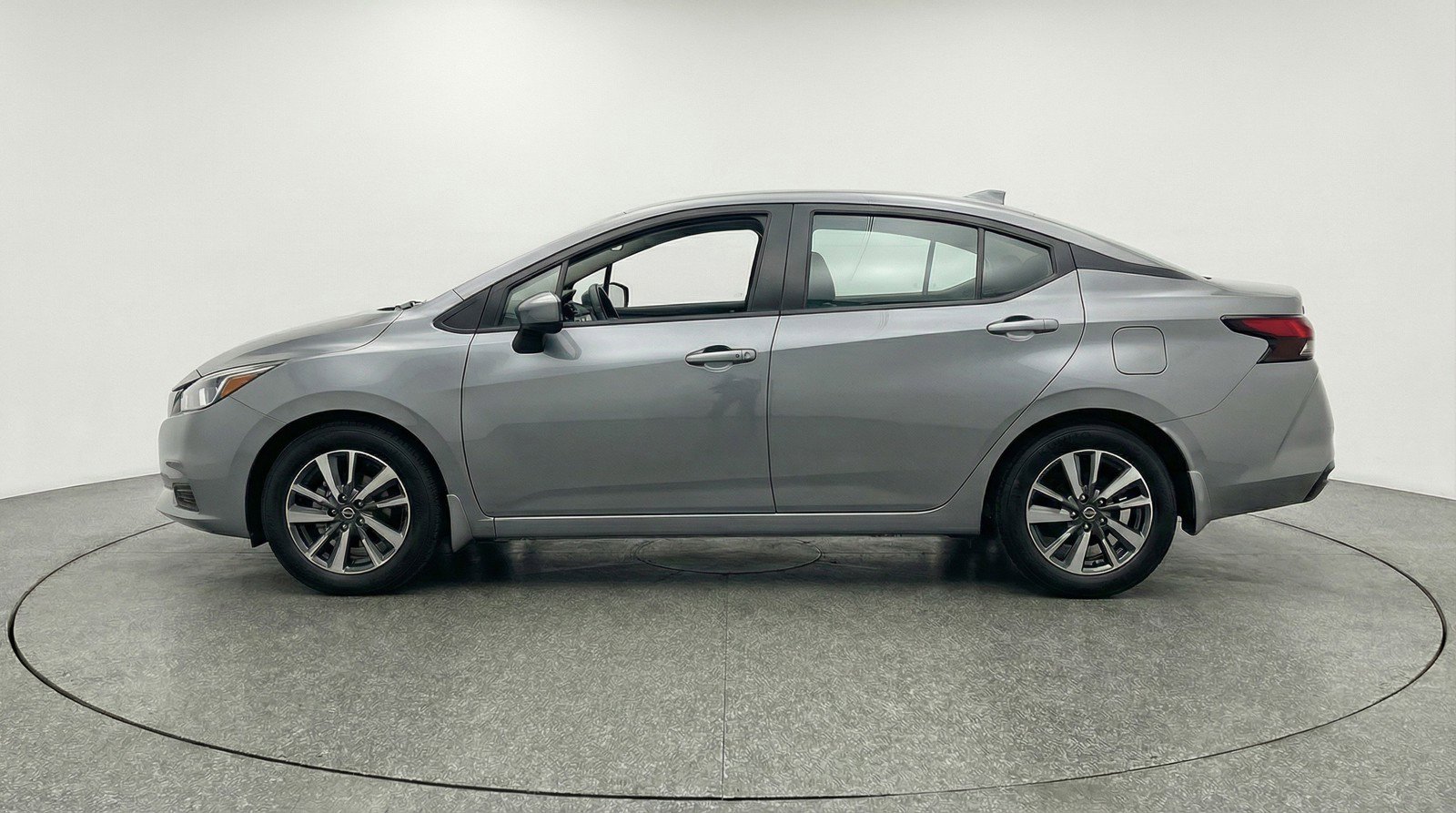 Used 2025 Nissan Versa SV image 5