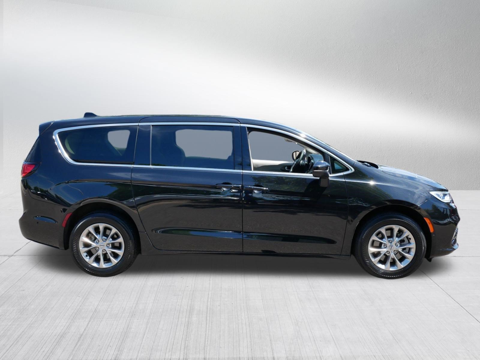 Used 2023 Chrysler Pacifica Touring-L AWD/4WD image 8