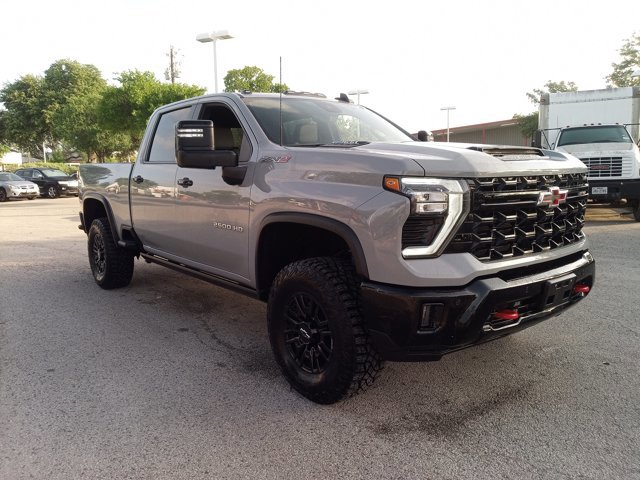 Used 2025 Chevrolet Silverado 2500 ZR2 w/ Technology Package image 3