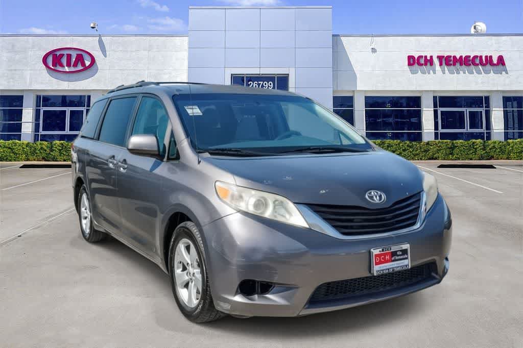 Used 2012 Toyota Sienna LE w/ Towing Pkg FWD image 3
