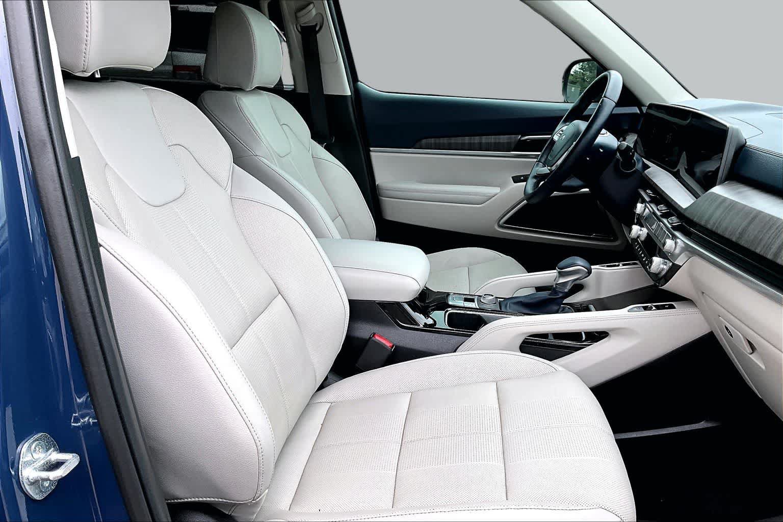 Used 2024 Kia Telluride EX w/ EX Captain's Chair Package AWD/4WD image 9