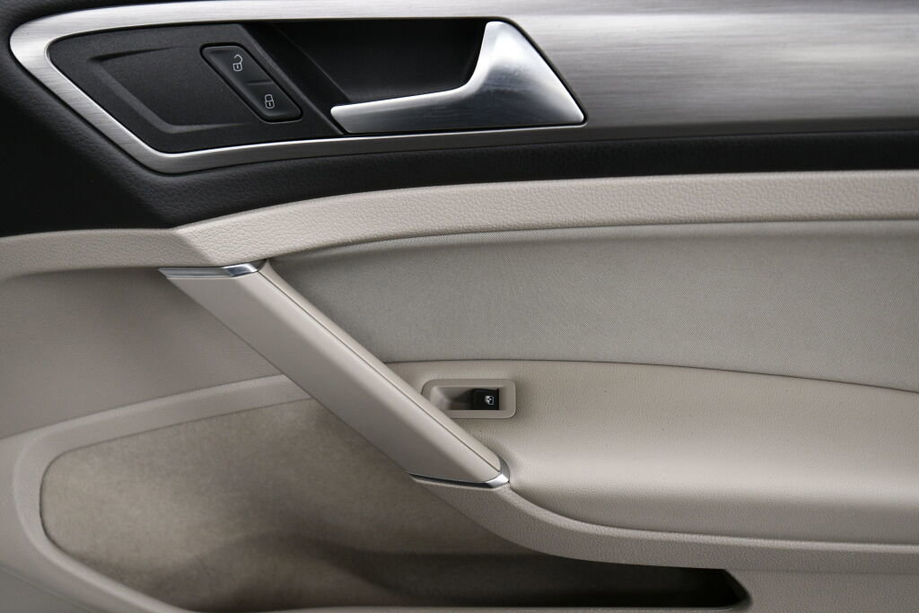 Used 2017 Volkswagen Golf S image 27