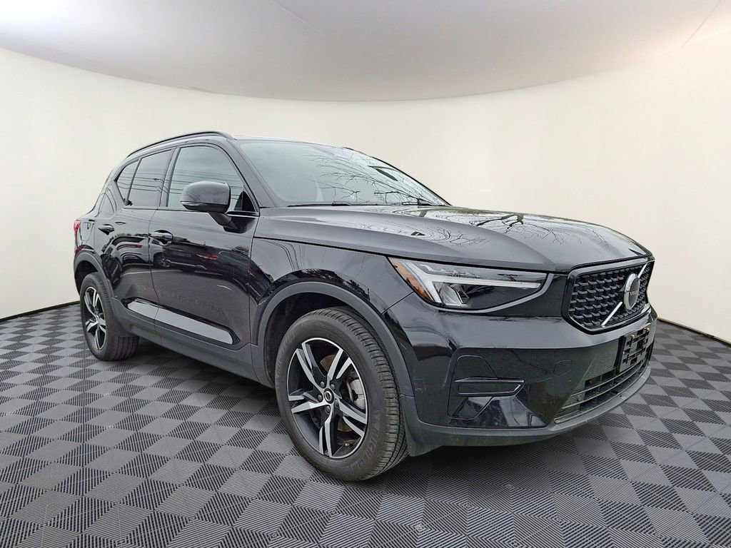 Used 2024 Volvo XC40 B5 Core AWD/4WD image 1