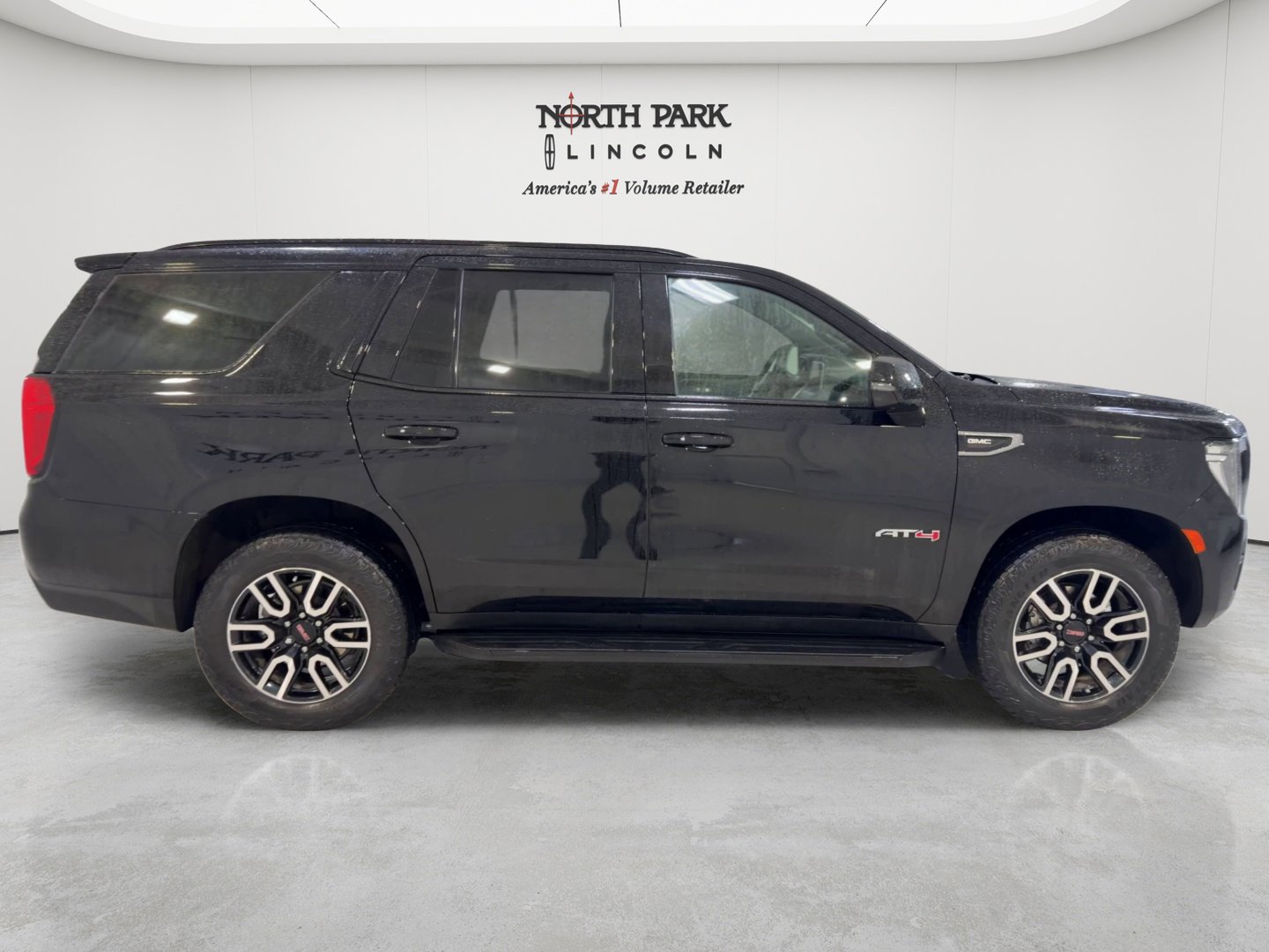 Used 2024 GMC Yukon AT4 AWD/4WD image 2
