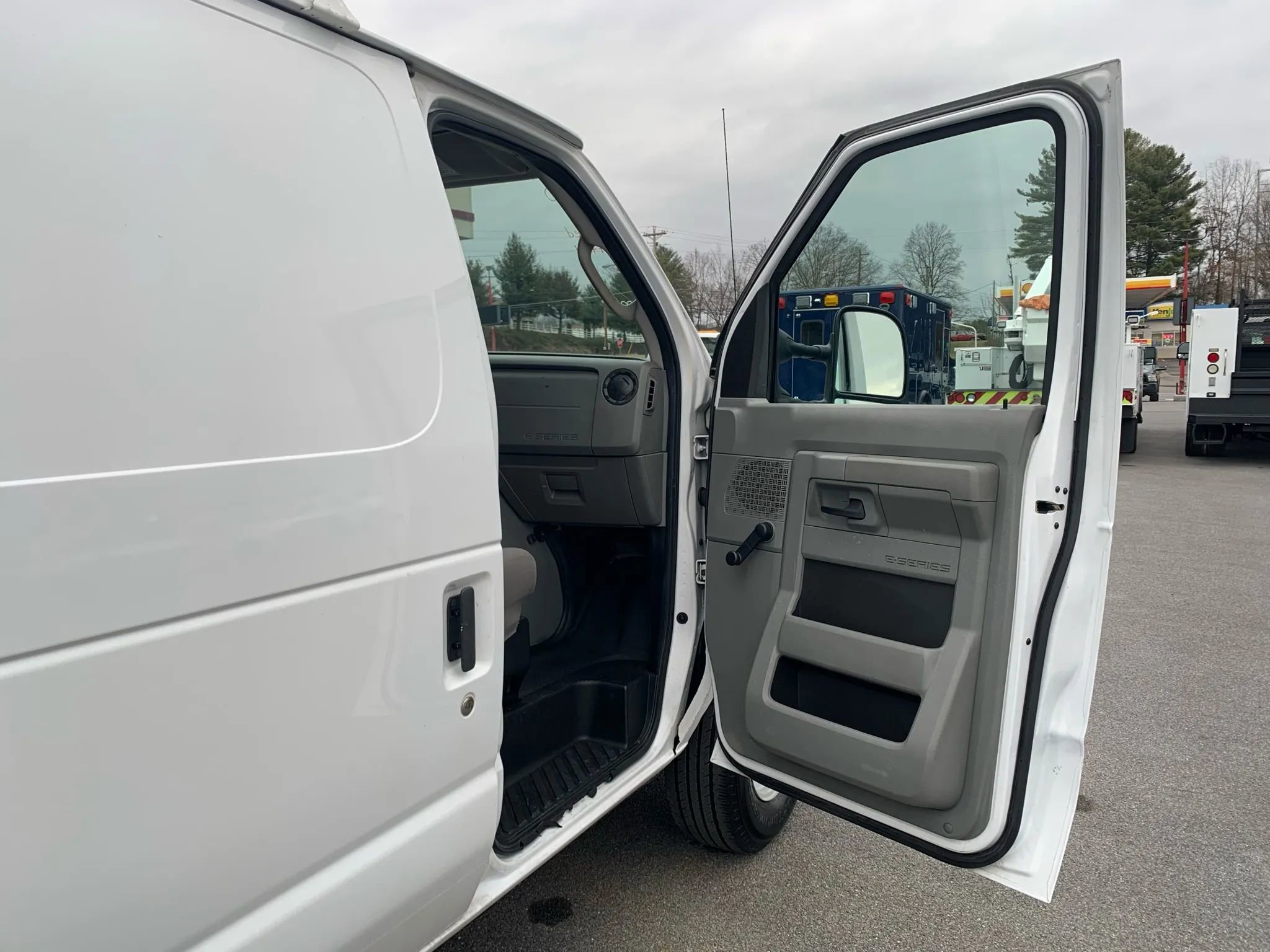 Used 2014 Ford E-350 and Econoline 350 Extended Super Duty w/ Insulation Package image 17