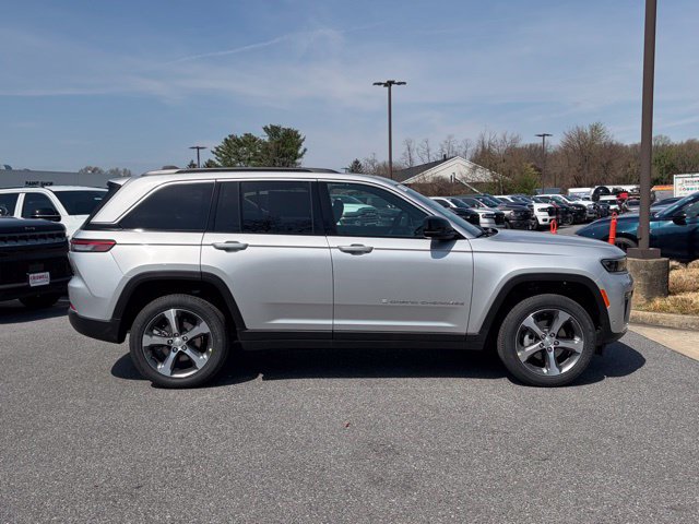New 2026 Jeep Grand Cherokee Limited w/ Luxury Tech Group II AWD/4WD image 9