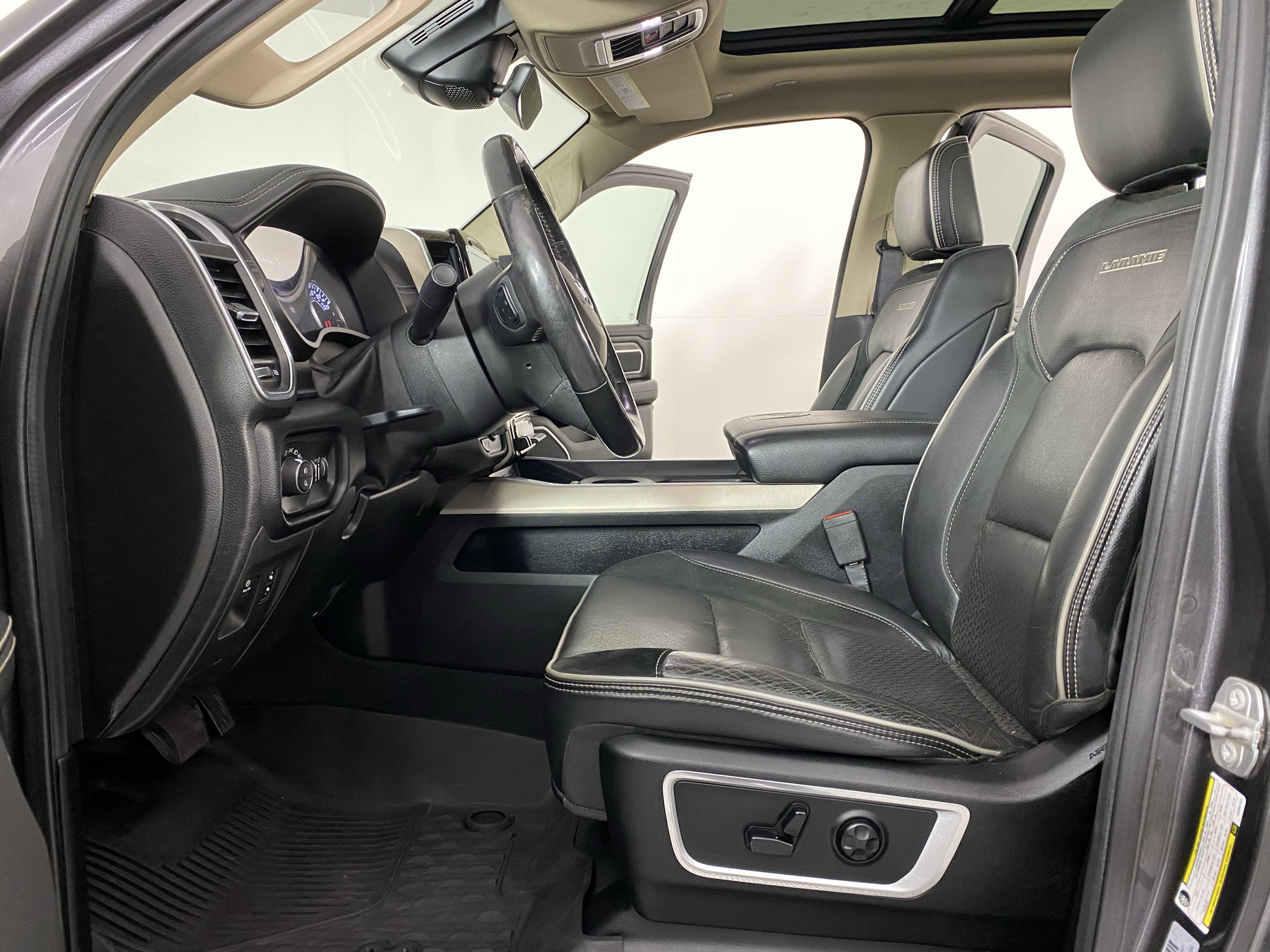 Used 2019 RAM 1500 Laramie AWD/4WD image 26