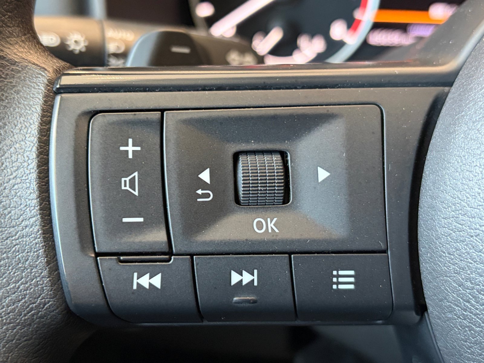 Used 2023 Nissan Rogue S FWD image 29