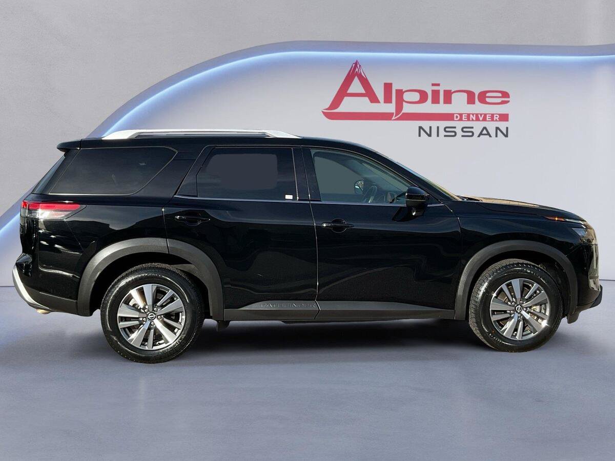 Used 2025 Nissan Pathfinder SL AWD/4WD image 6