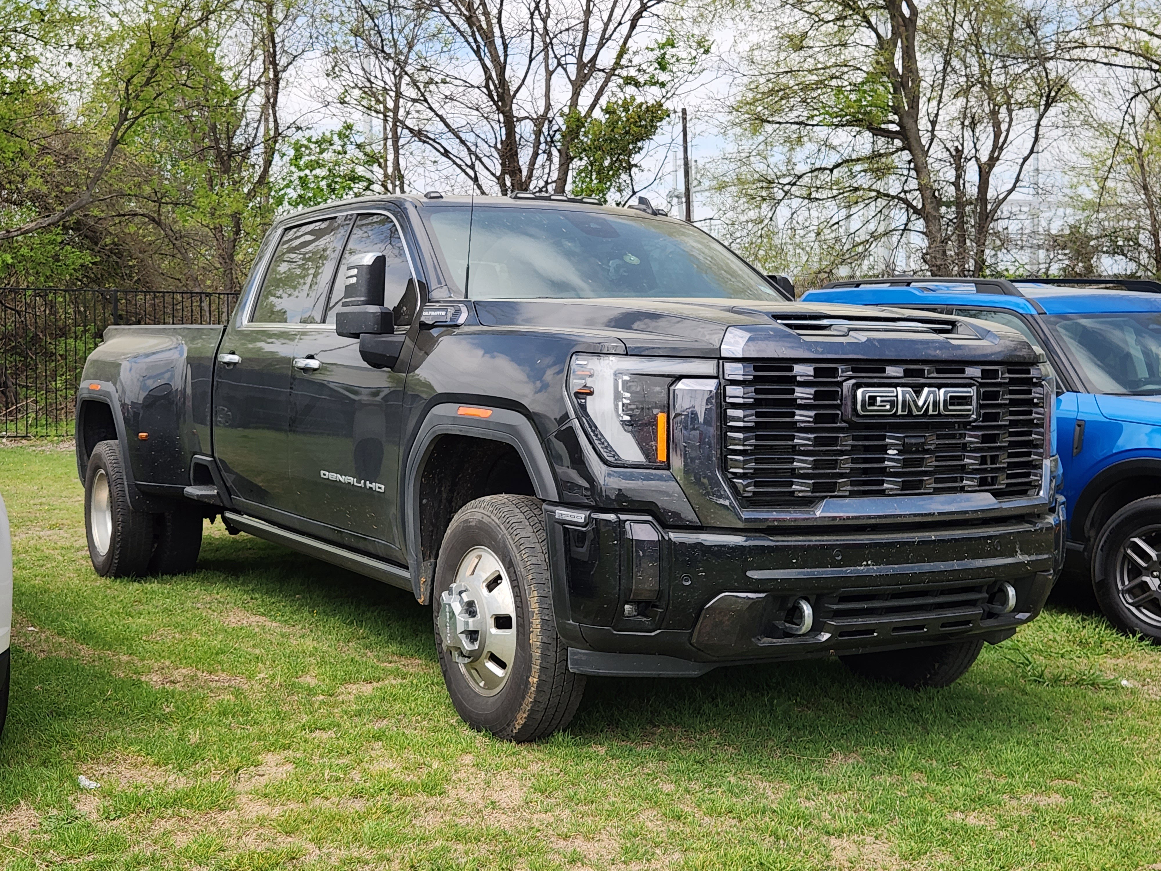 Used 2024 GMC Sierra 3500 Denali Ultimate AWD/4WD image 1
