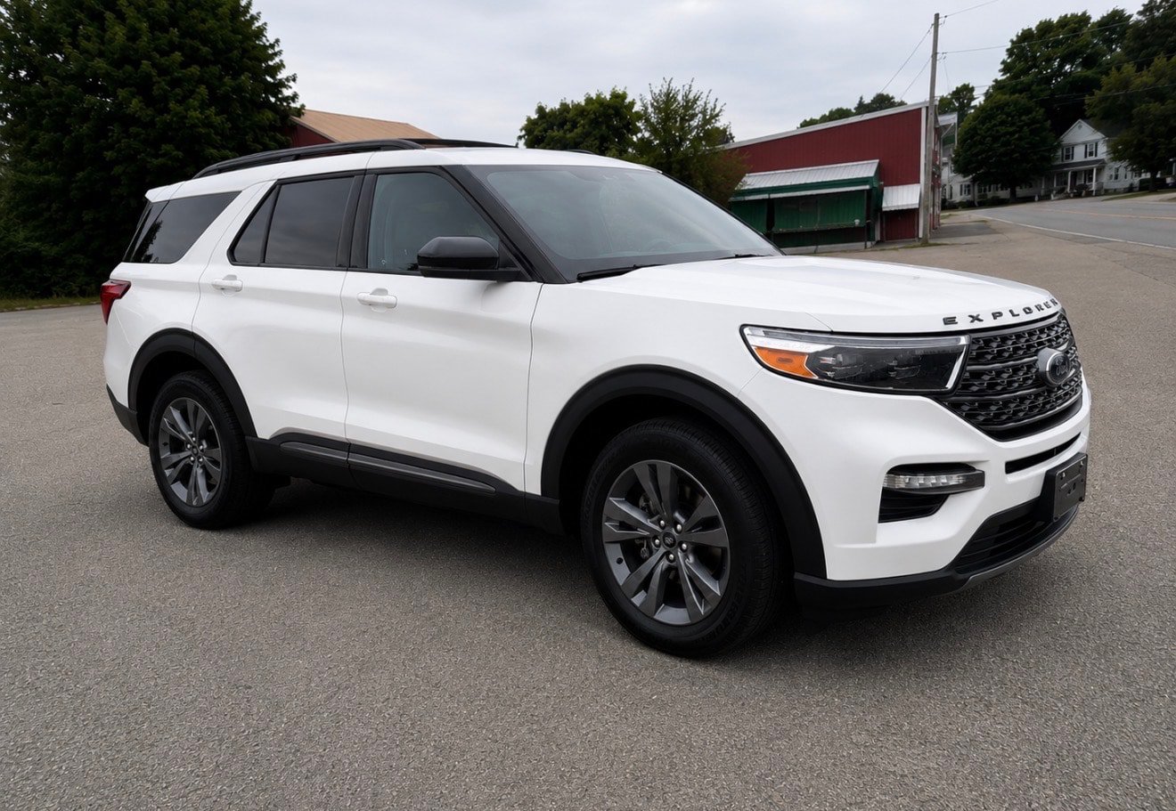 Used 2023 Ford Explorer XLT w/ Equipment Group 202A AWD/4WD image 3