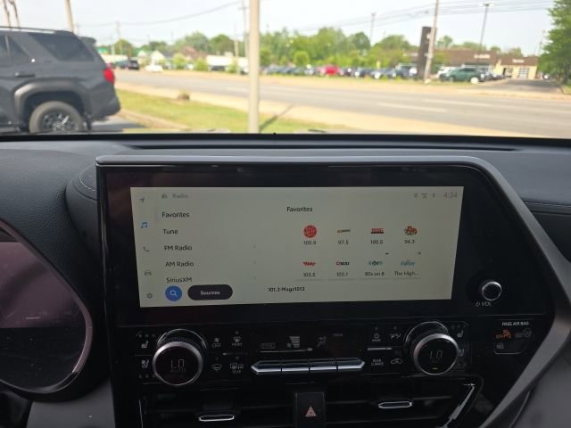 Used 2024 Toyota Highlander Limited AWD/4WD image 19