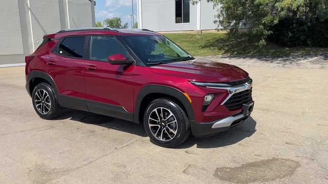 Used 2025 Chevrolet TrailBlazer LT AWD/4WD image 2