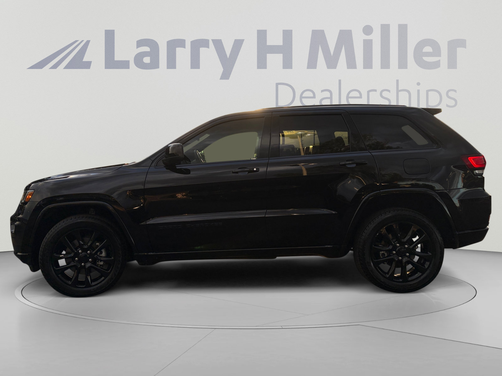 Used 2021 Jeep Grand Cherokee Laredo X AWD/4WD image 2