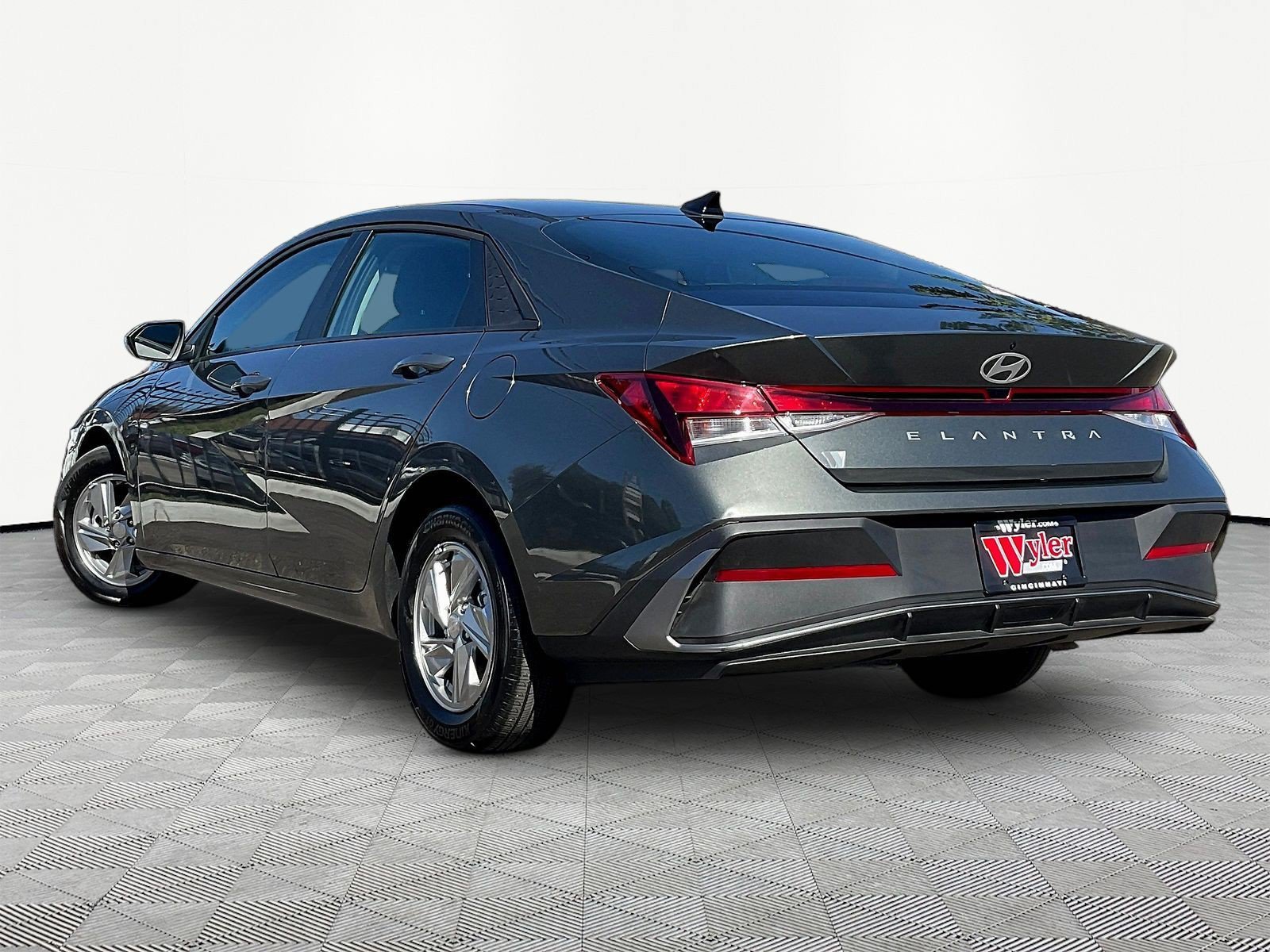 Used 2026 Hyundai Elantra SE FWD image 4