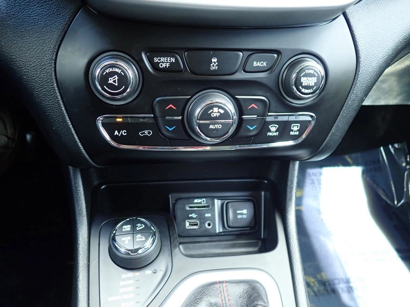 Used 2014 Jeep Cherokee Trailhawk w/ Technology Group AWD/4WD image 21
