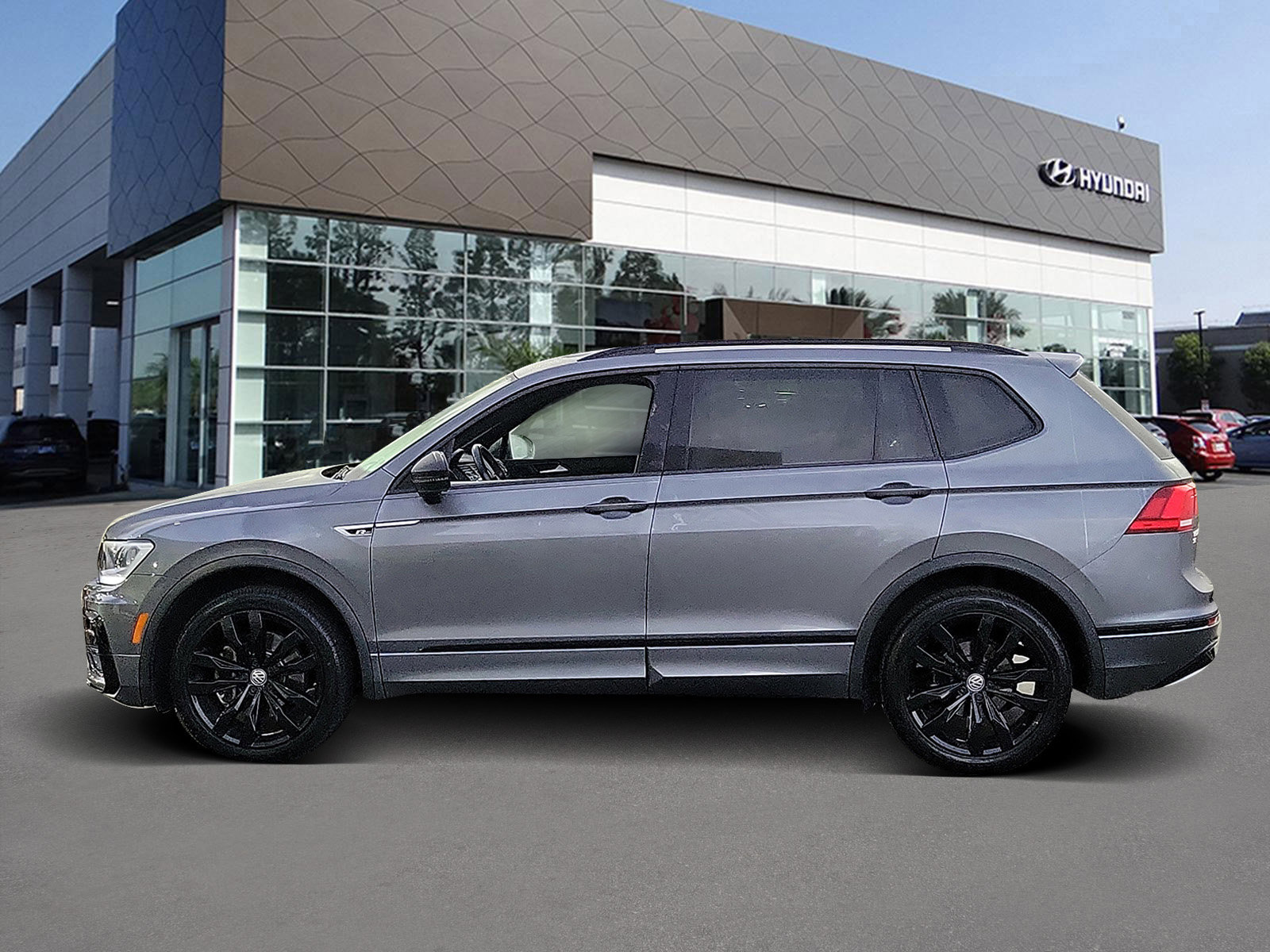 Used 2020 Volkswagen Tiguan SE R-Line image 3