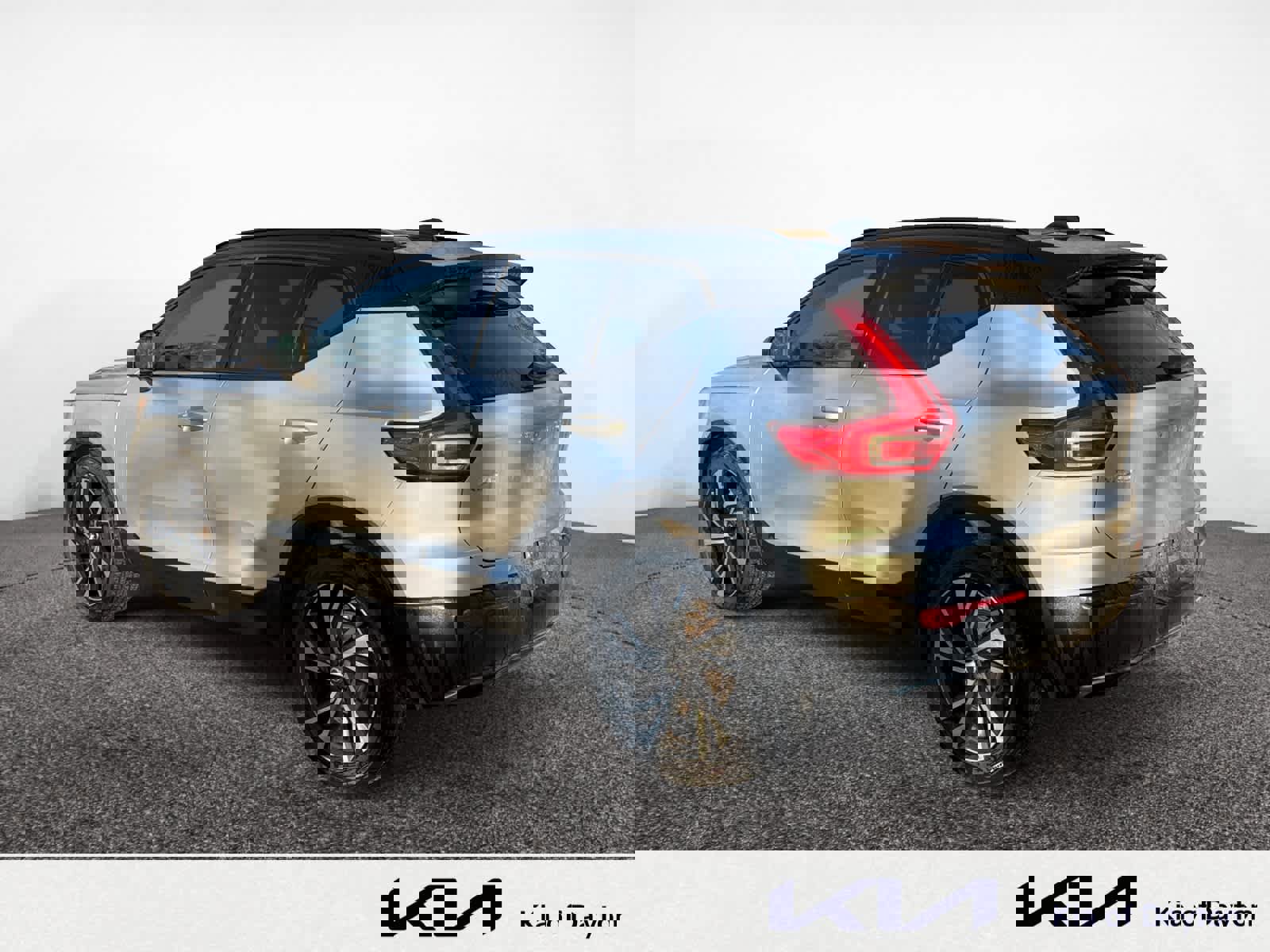 Used 2019 Volvo XC40 T5 R-Design image 3