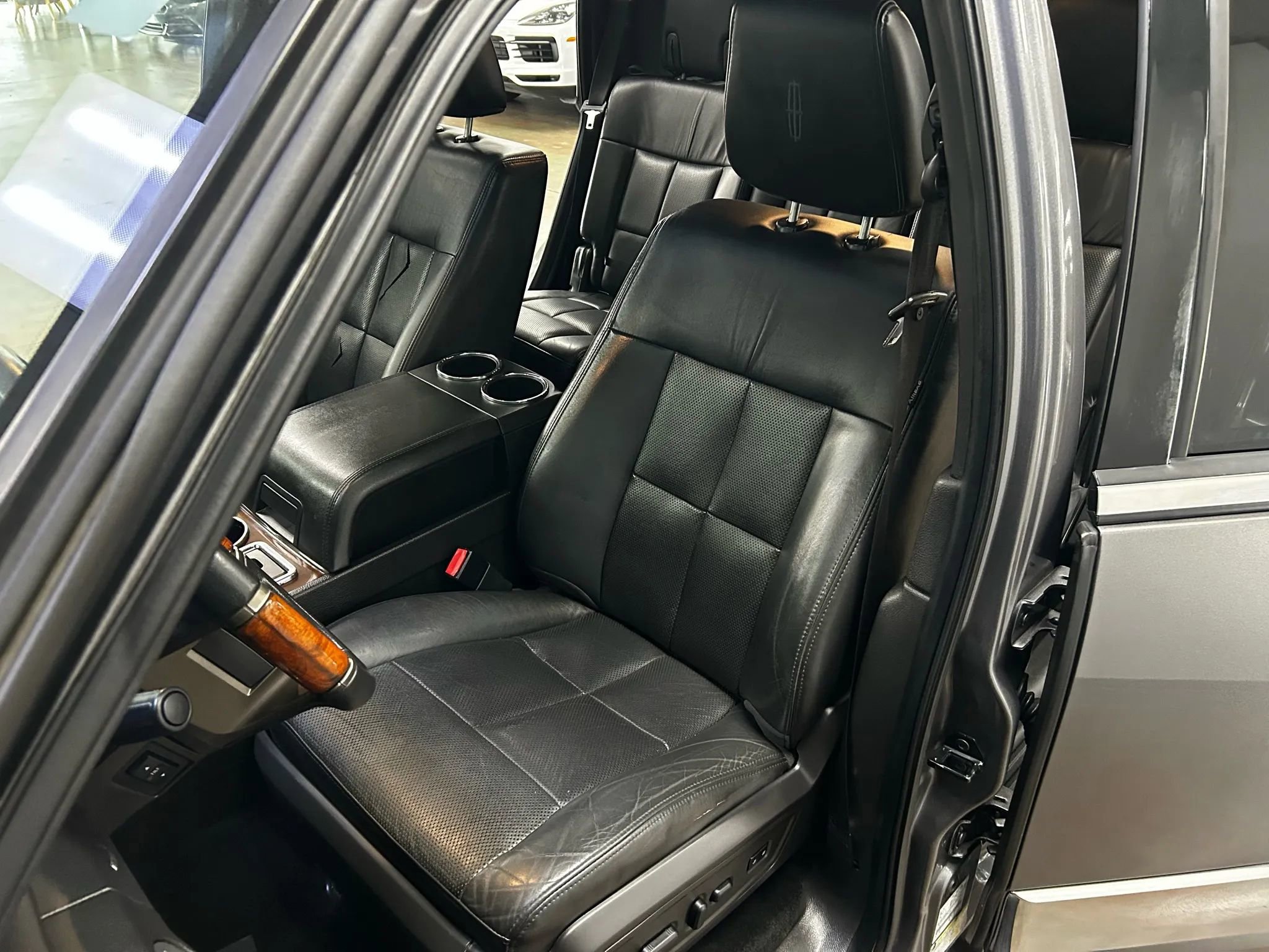 Used 2011 Lincoln Navigator 2WD image 9