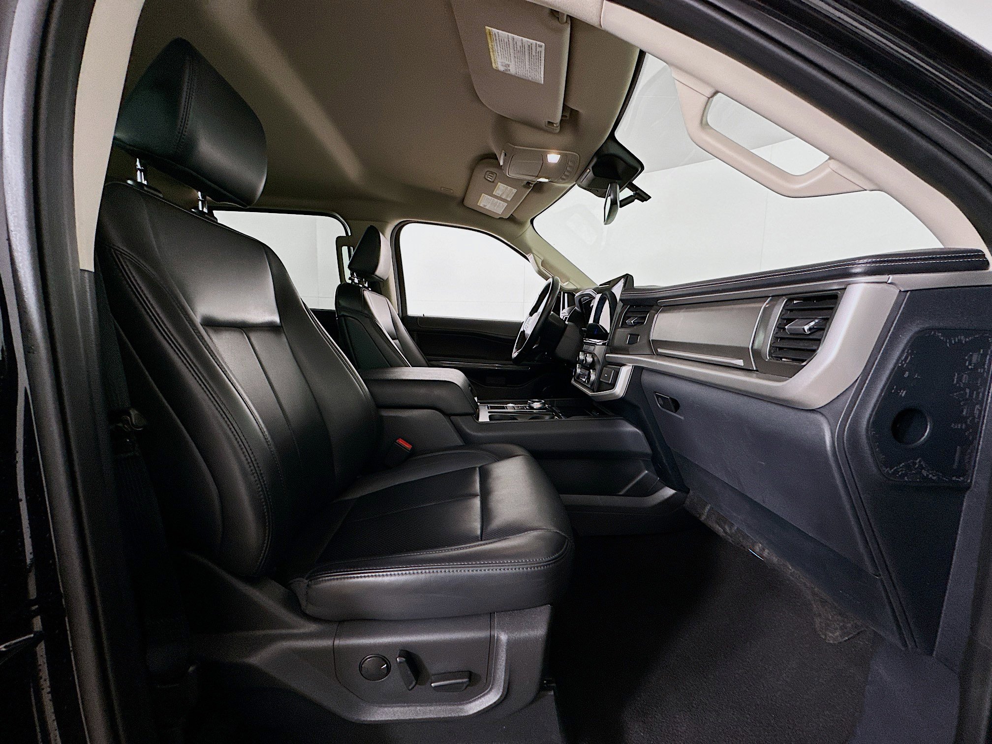 Used 2024 Ford Expedition XLT image 33