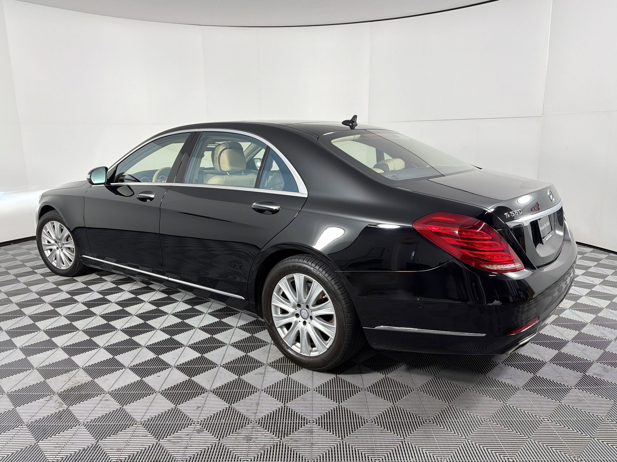 Used 2014 Mercedes-Benz S 550 Sedan image 3
