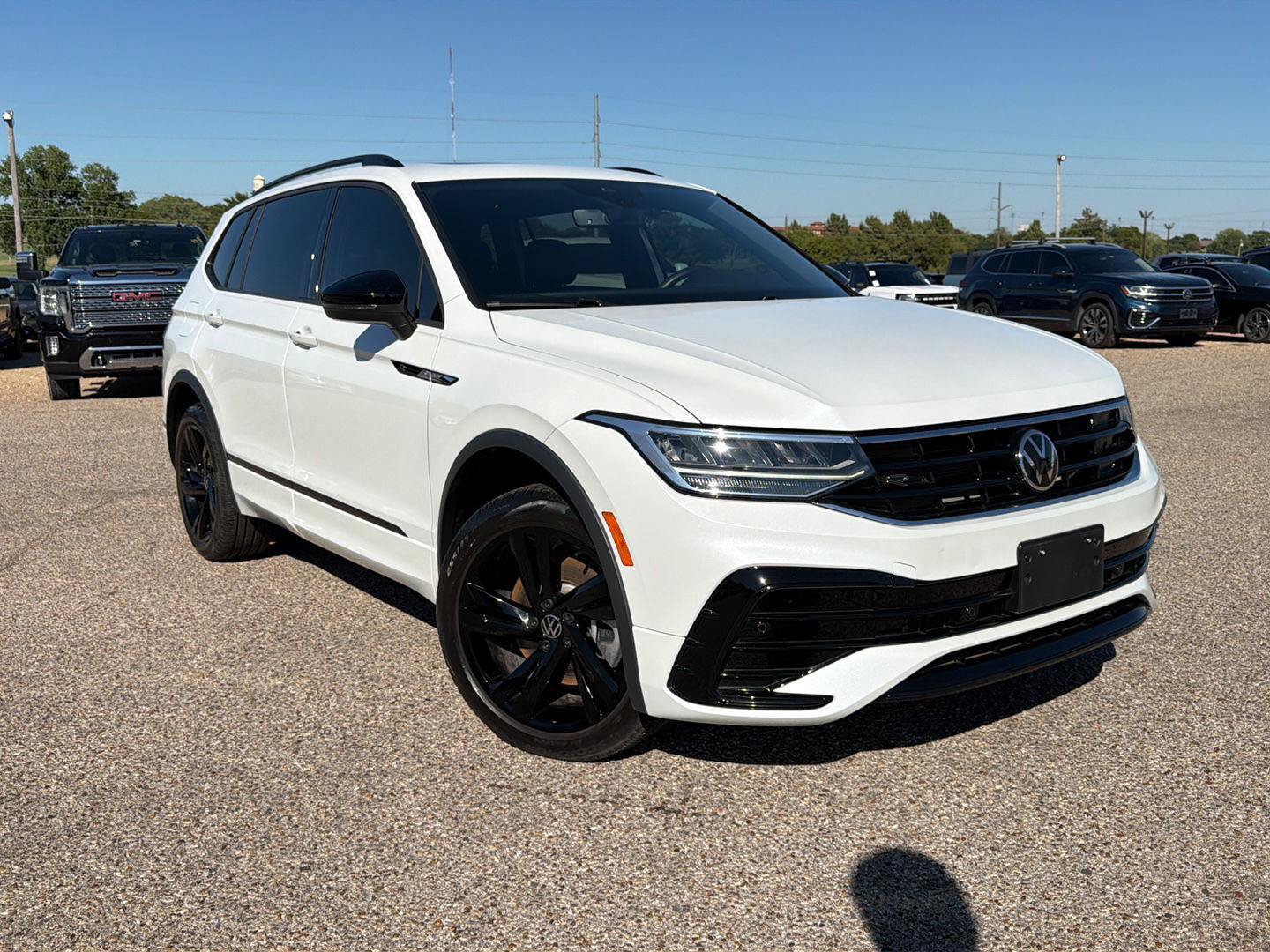Used 2024 Volkswagen Tiguan SE R-Line FWD image 1
