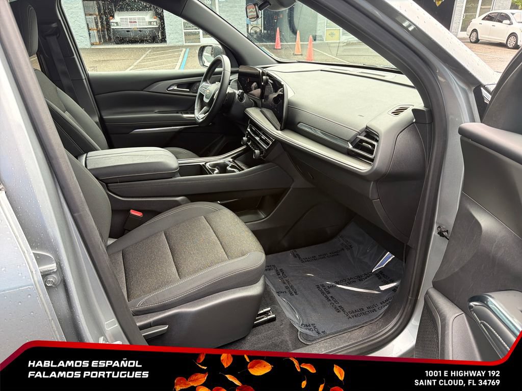 Used 2025 Chevrolet Traverse LT FWD image 35