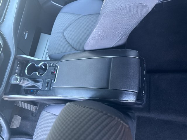 Used 2024 Toyota Highlander LE AWD/4WD image 25