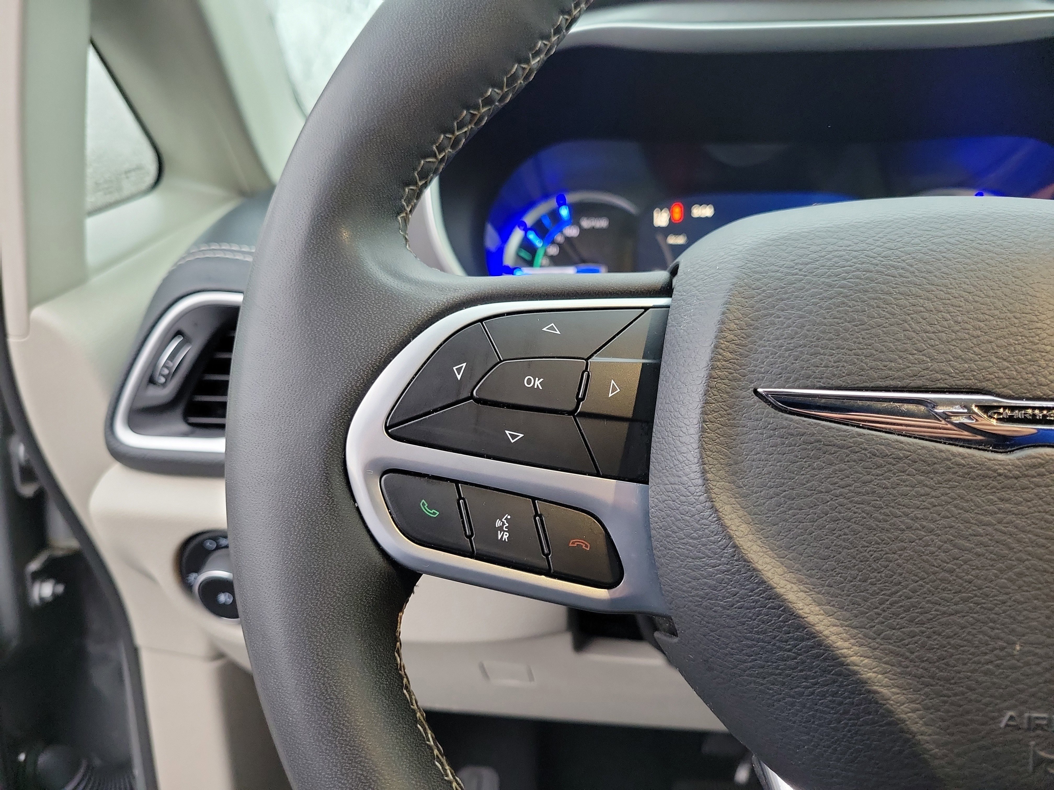 Used 2023 Chrysler Pacifica Touring-L image 22