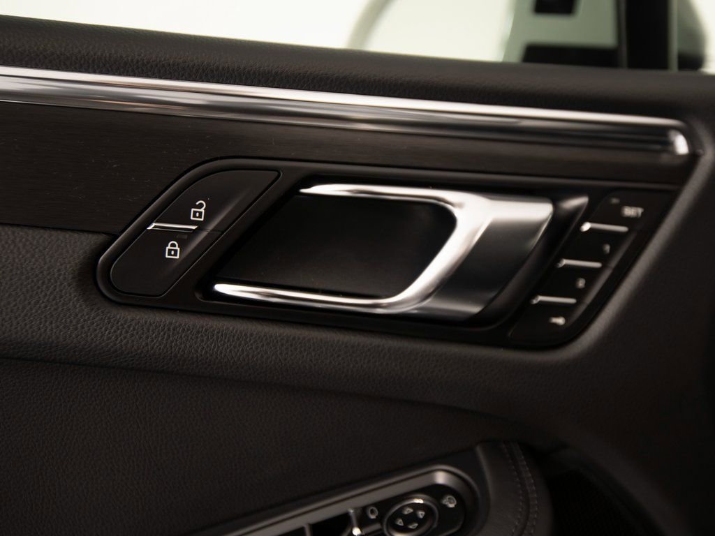 New 2026 Porsche Macan GTS image 13