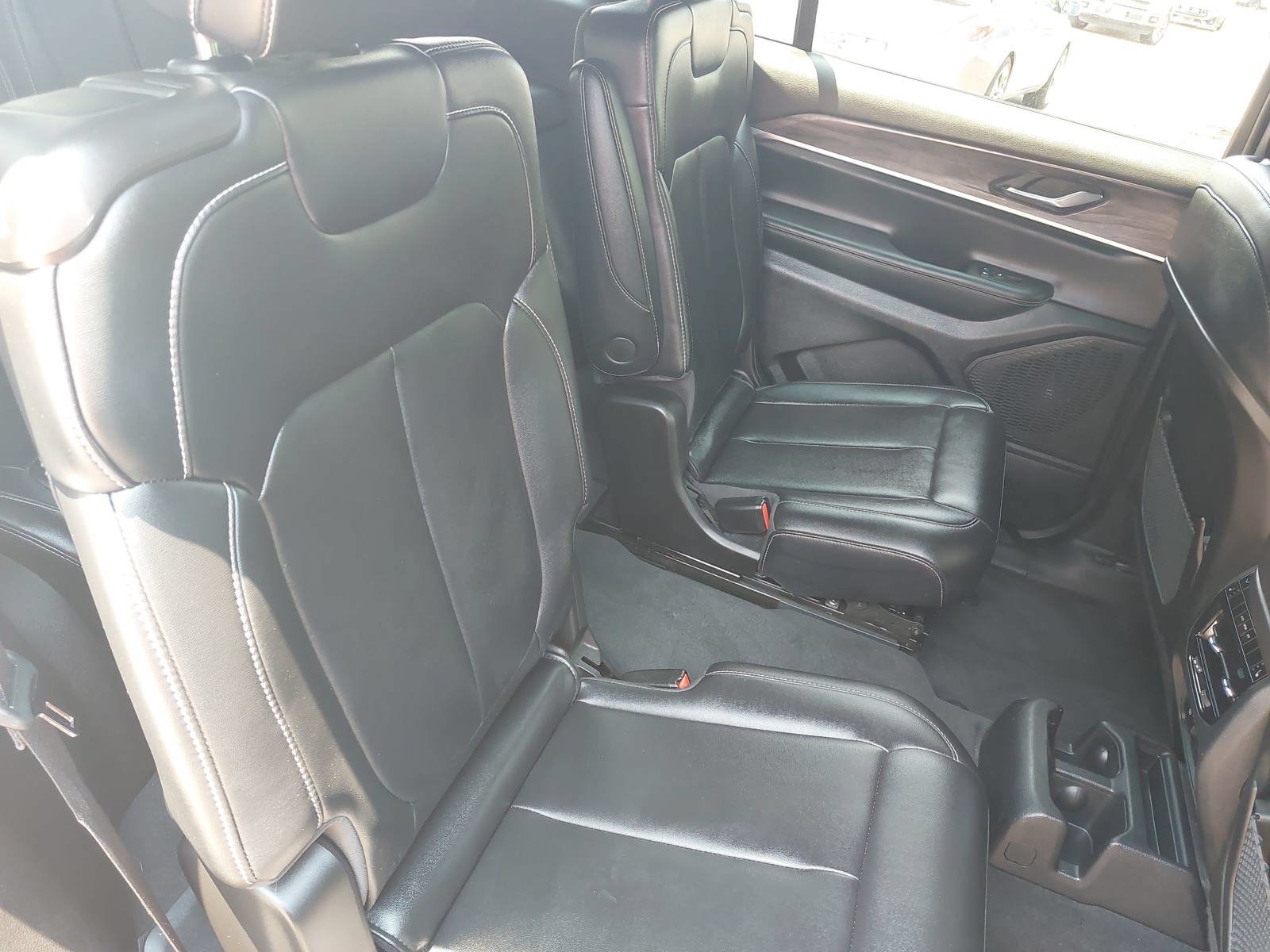 Used 2025 Jeep Grand Cherokee L Limited w/ Black Appearance Package AWD/4WD image 11
