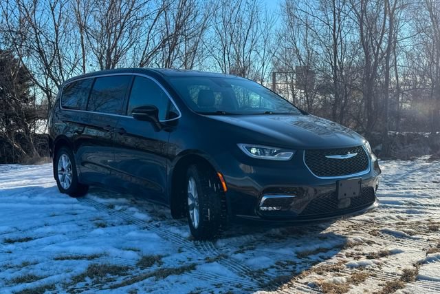Used 2025 Chrysler Pacifica Select AWD/4WD image 7