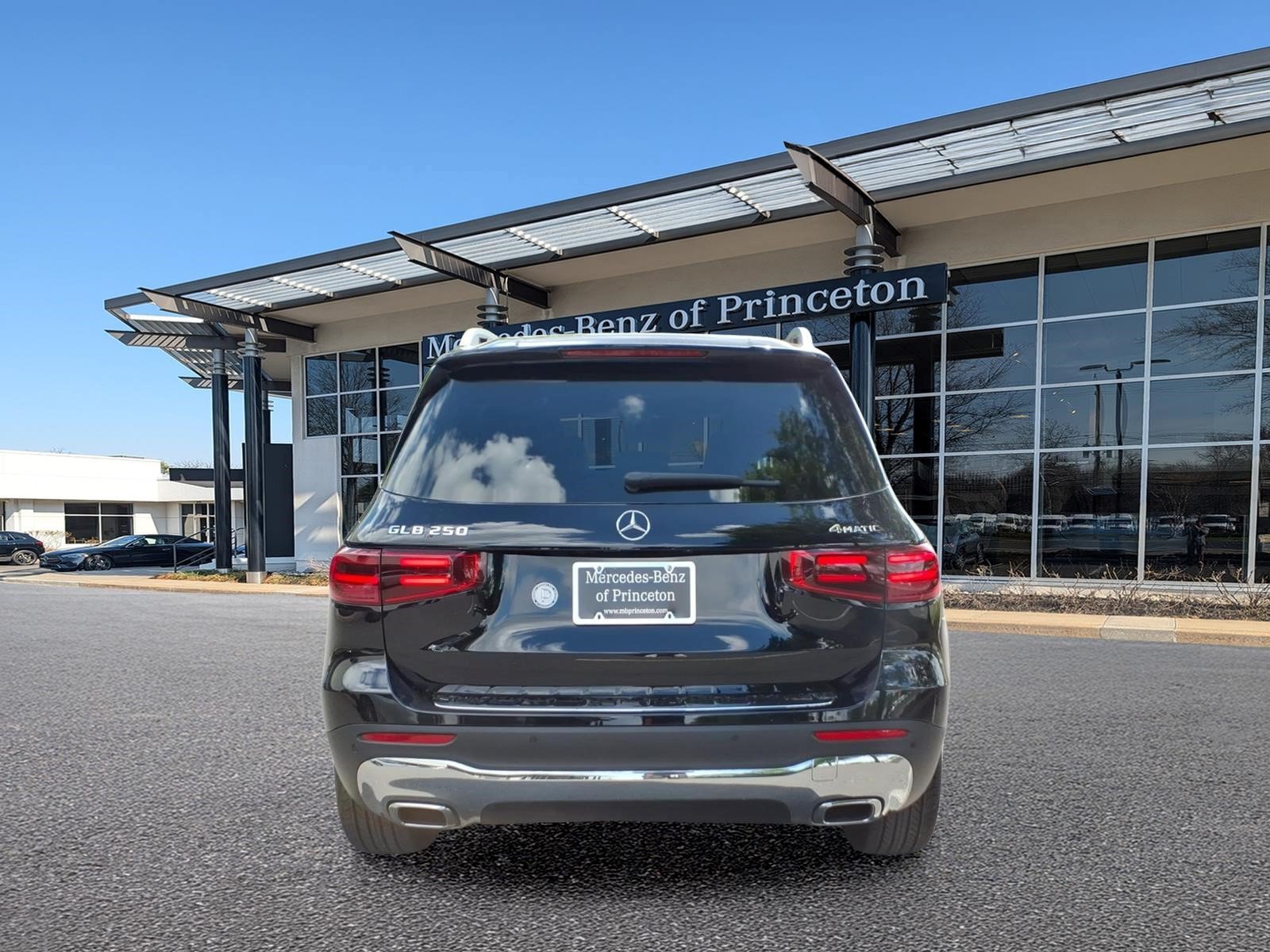 Certified 2025 Mercedes-Benz GLB 250 4MATIC image 4