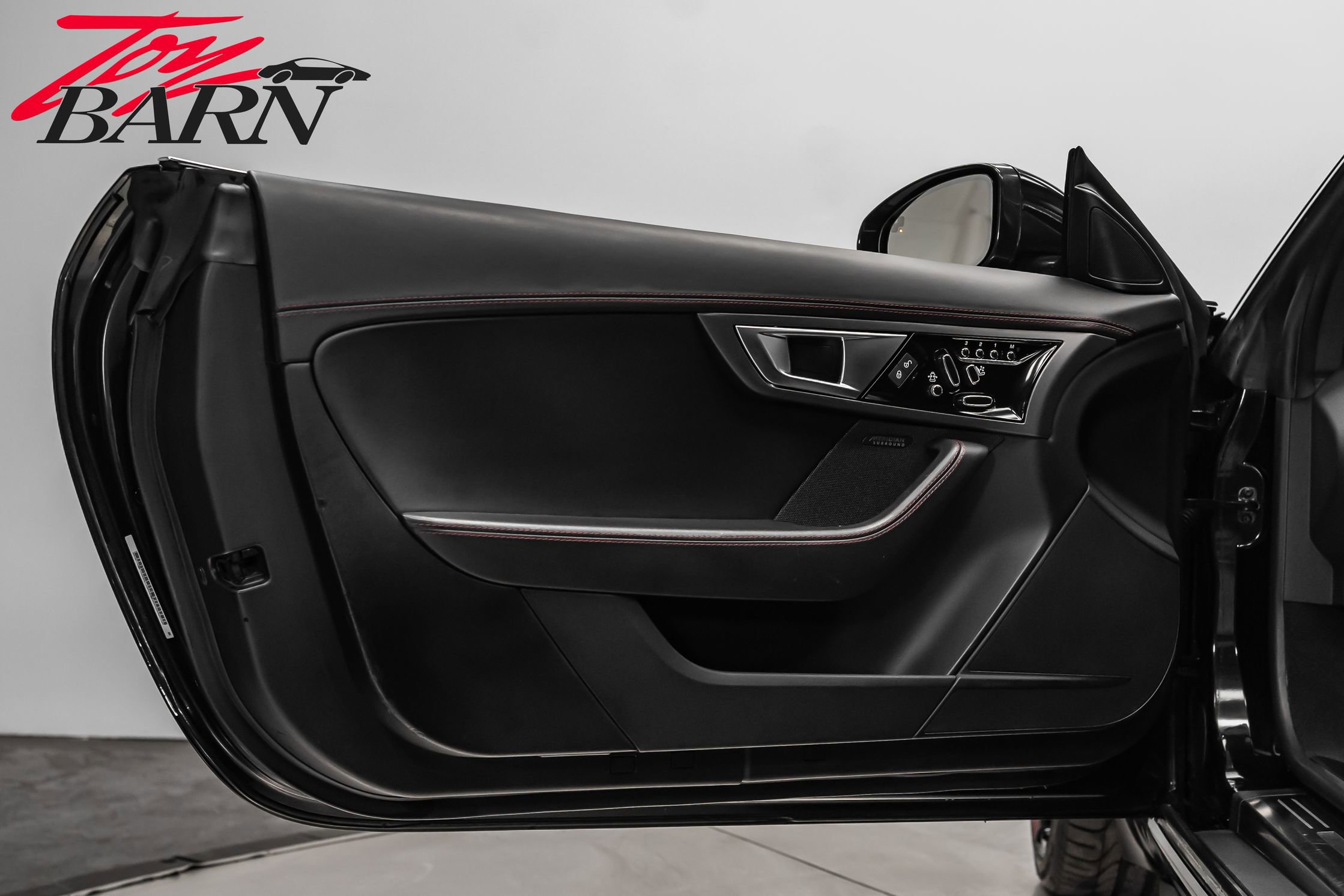 Used 2016 Jaguar F-TYPE R image 21