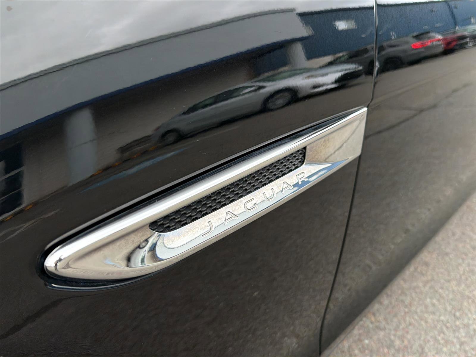 Used 2020 Jaguar XF Premium image 12