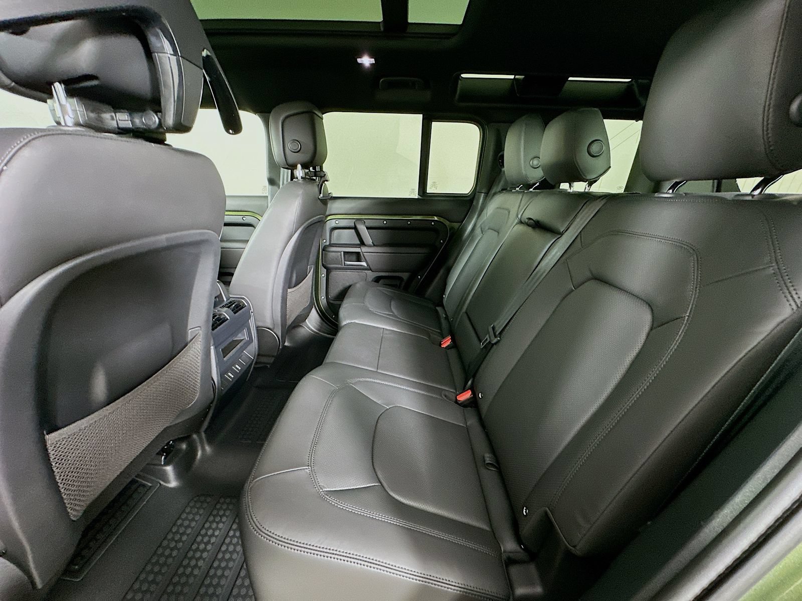 New 2026 Land Rover Defender 110 X-Dynamic SE AWD/4WD image 38