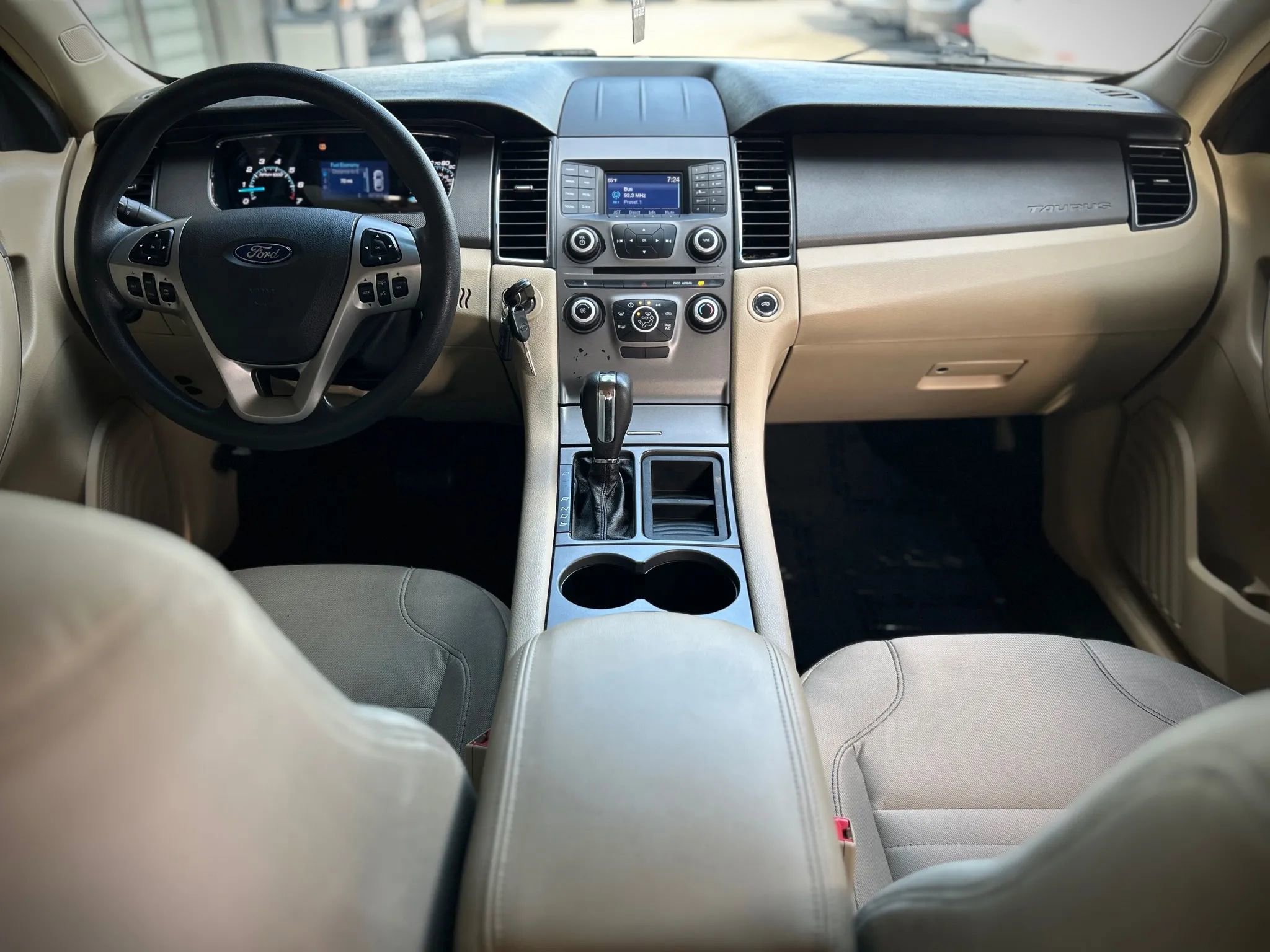 Used 2015 Ford Taurus SE image 13