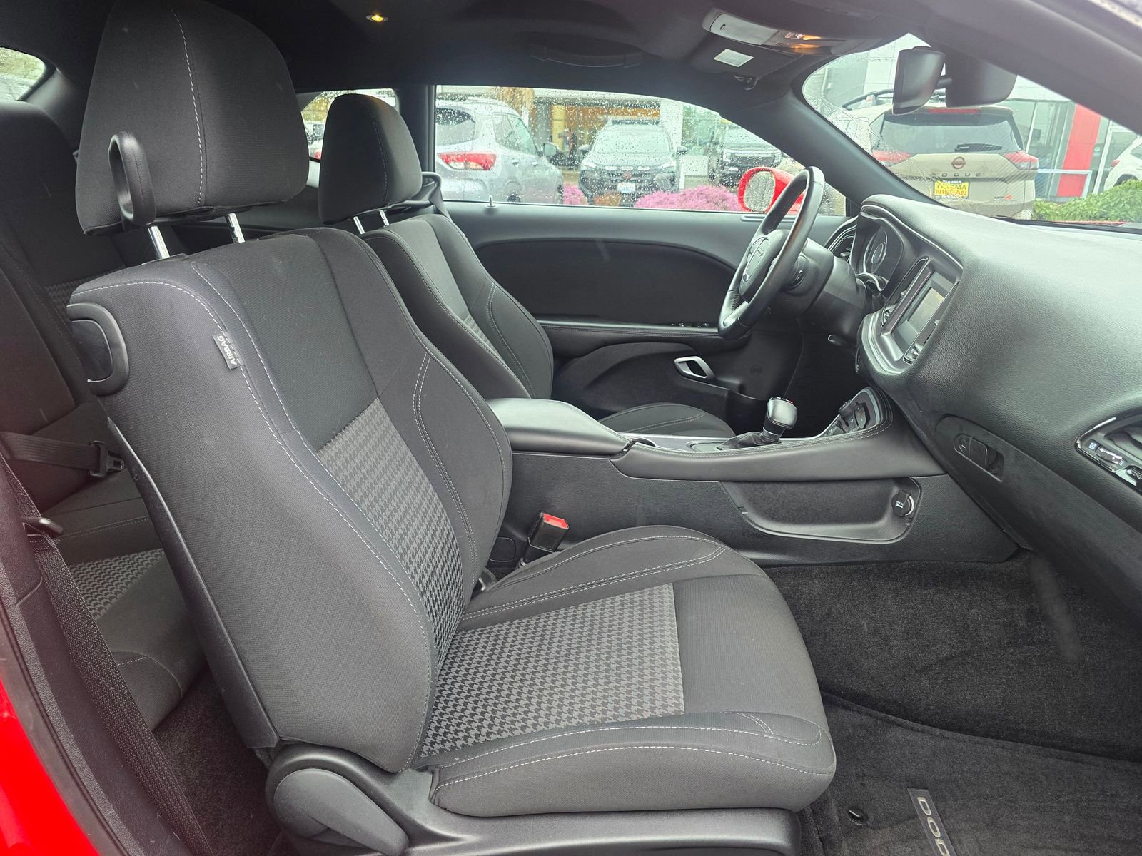 Used 2015 Dodge Challenger SXT image 31