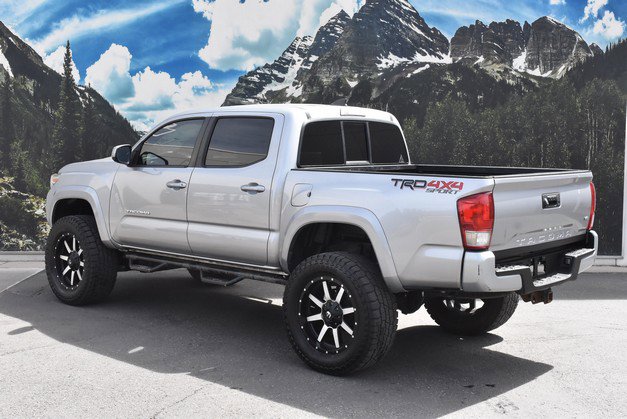 Used 2016 Toyota Tacoma TRD Sport w/ Towing Package AWD/4WD image 9
