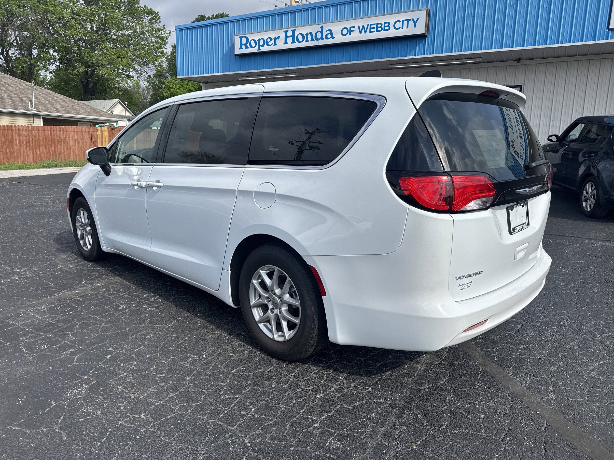 Used 2023 Chrysler Voyager LX image 9