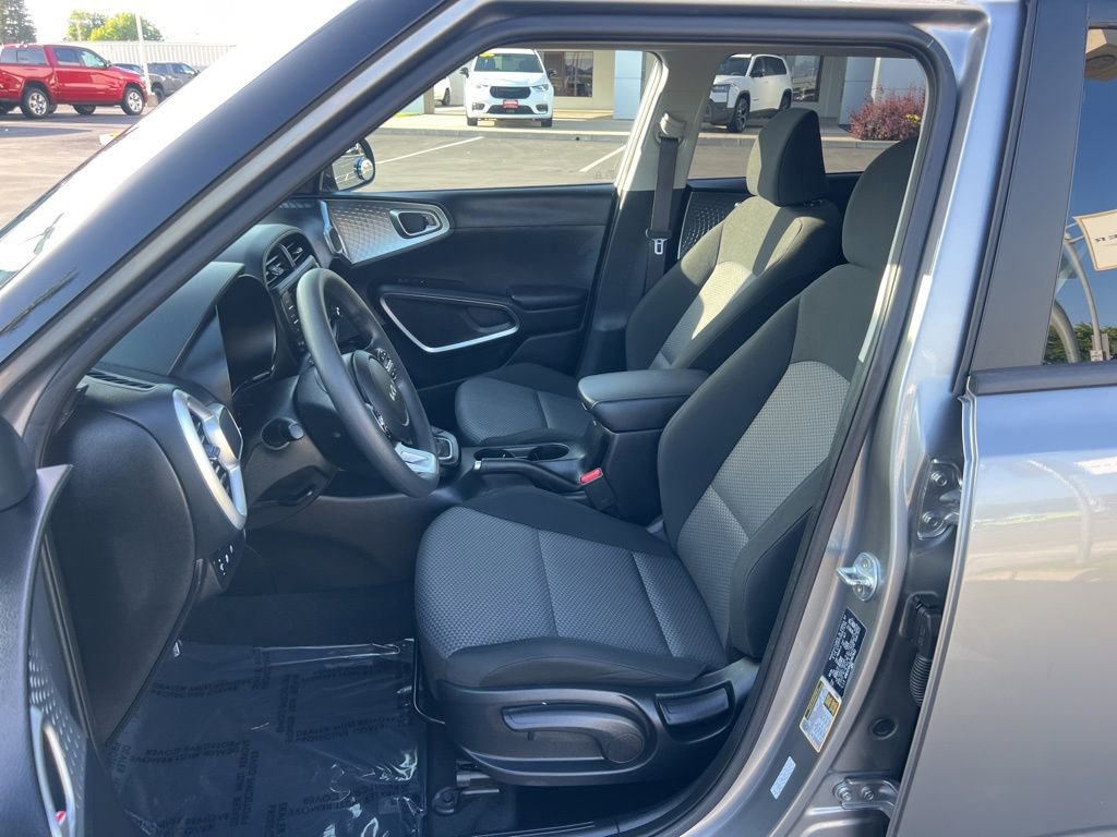 Used 2025 Kia Soul LX w/ LX Technology Package FWD image 19