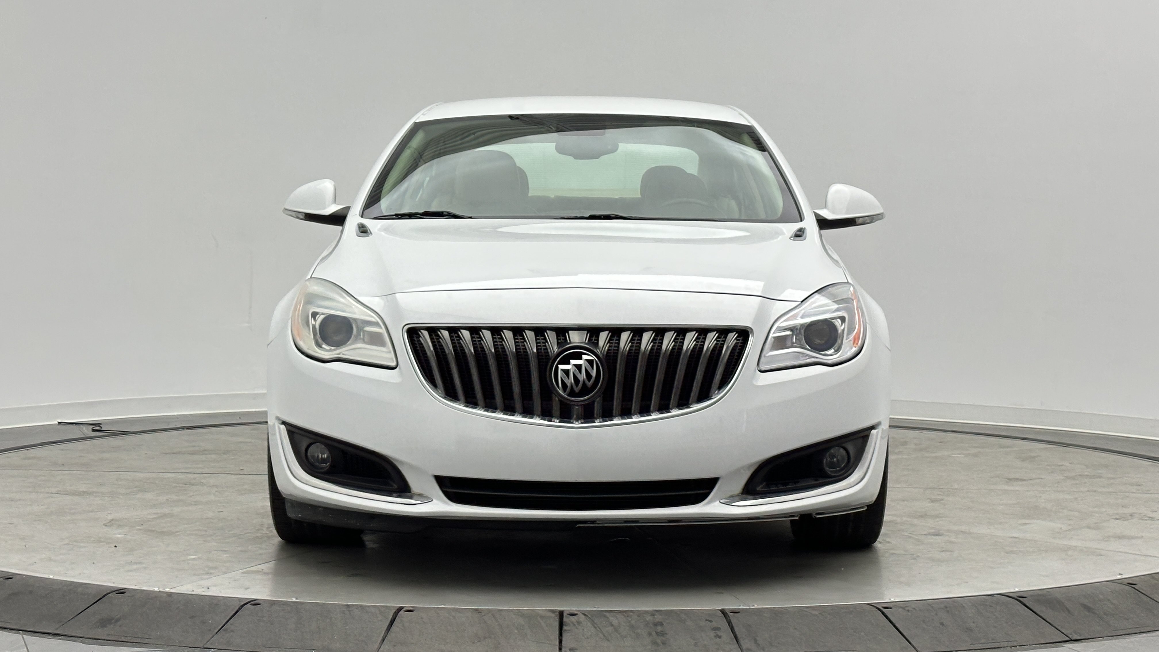 Used 2016 Buick Regal FWD image 2