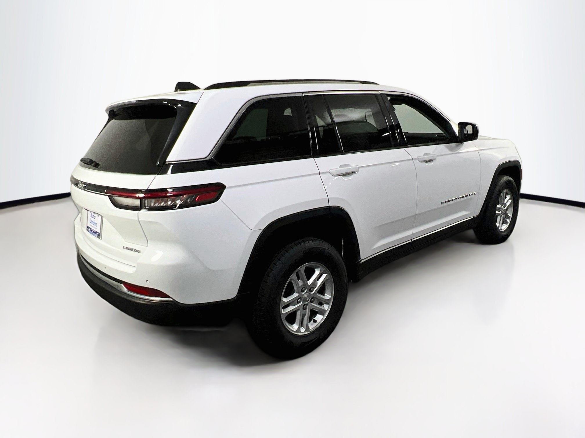 Used 2023 Jeep Grand Cherokee Laredo AWD/4WD image 5