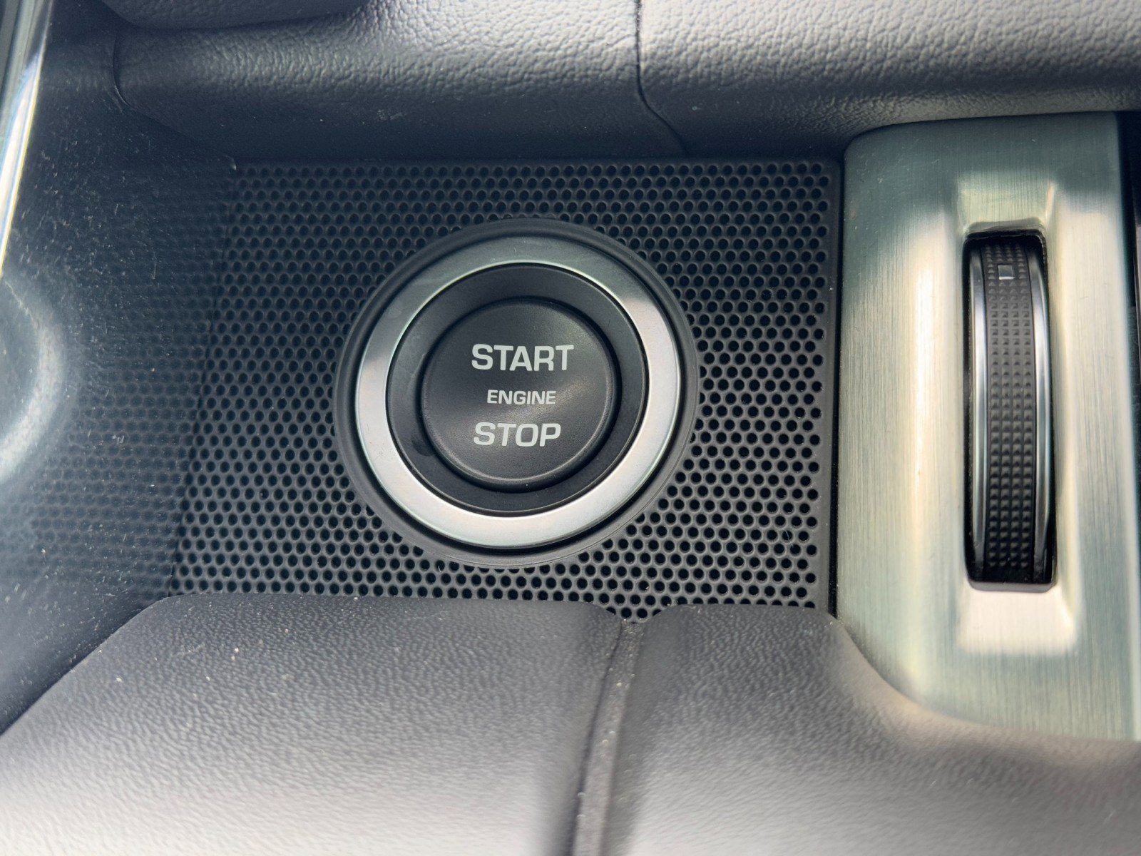 Used 2020 Land Rover Range Rover HSE image 24