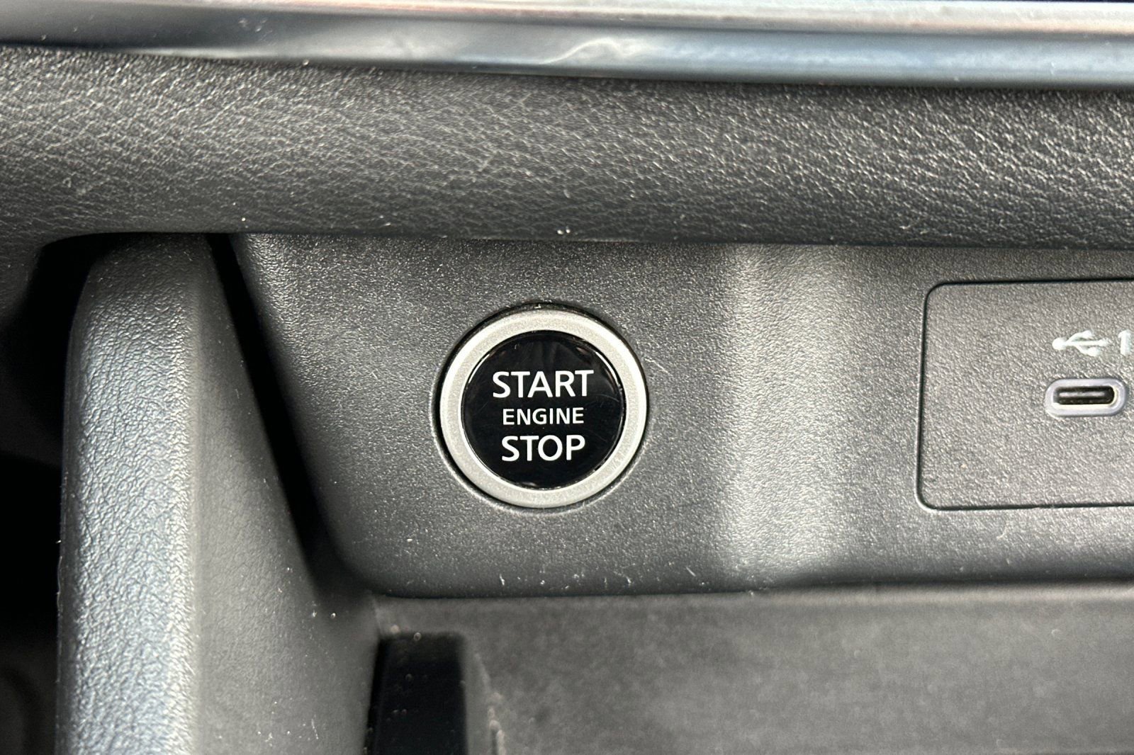 Used 2023 Nissan Rogue SV image 34