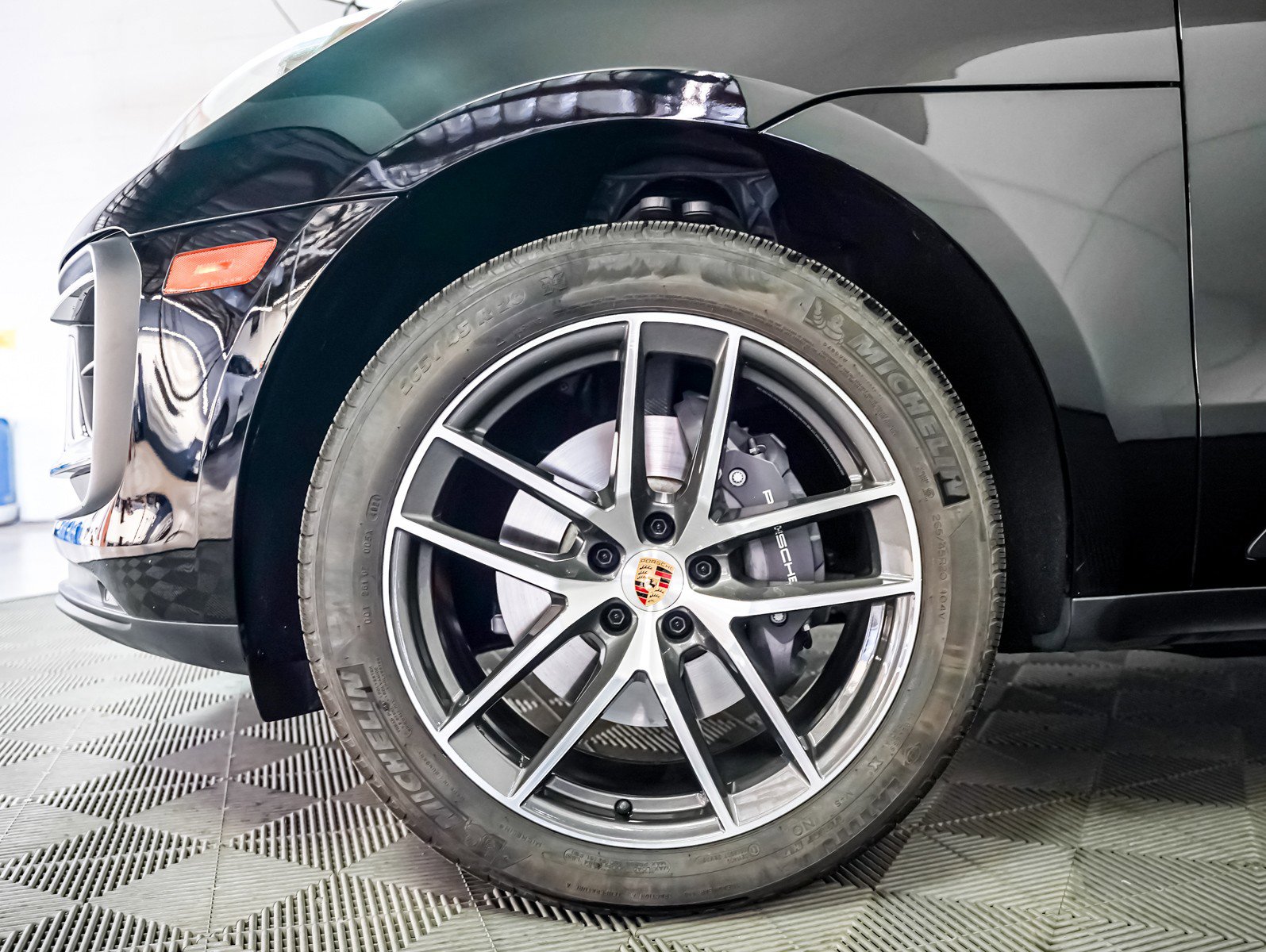 Certified 2025 Porsche Macan image 14